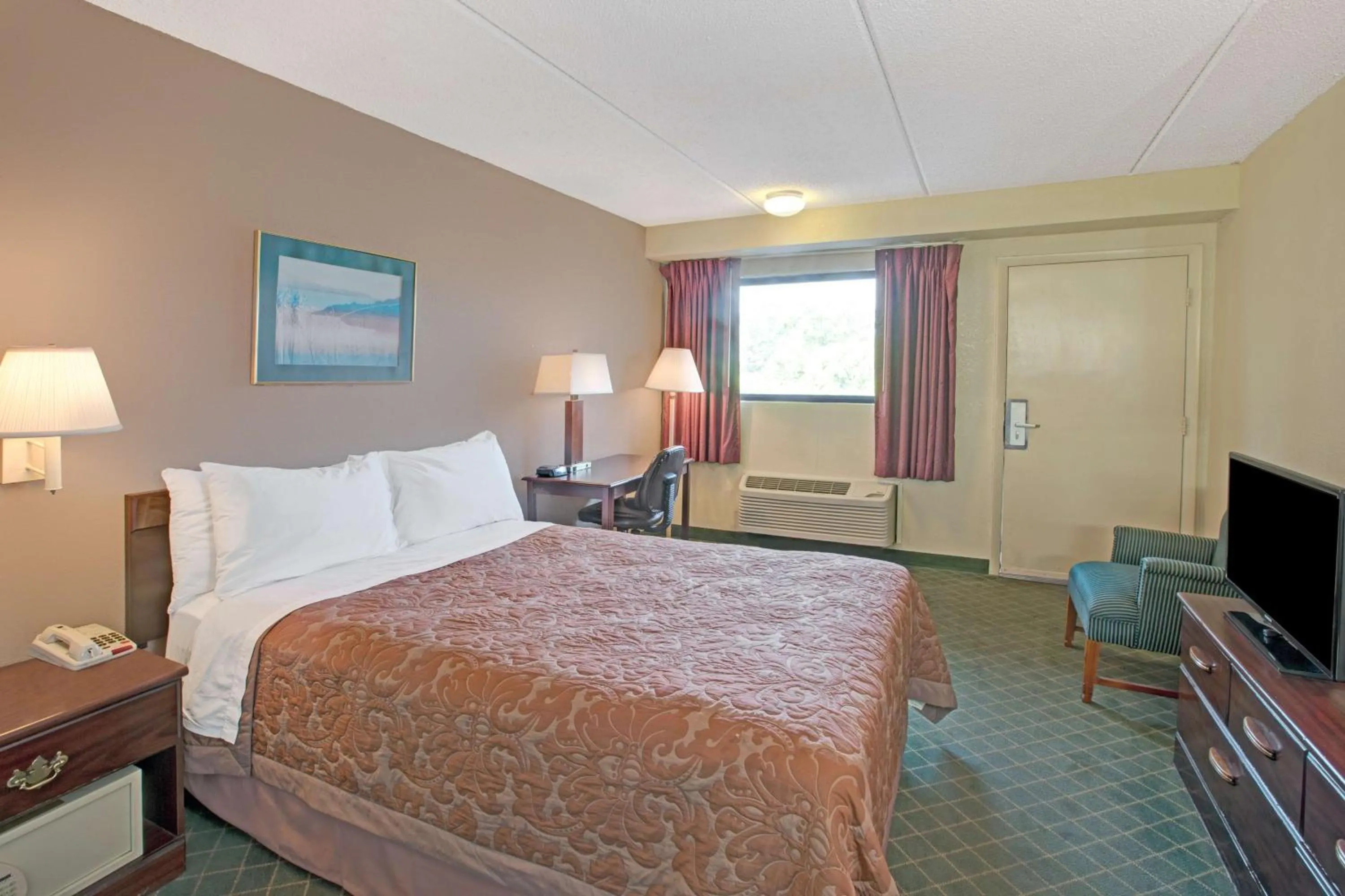 Photo of the whole room, Bed in Super 8 by Wyndham Shelby
