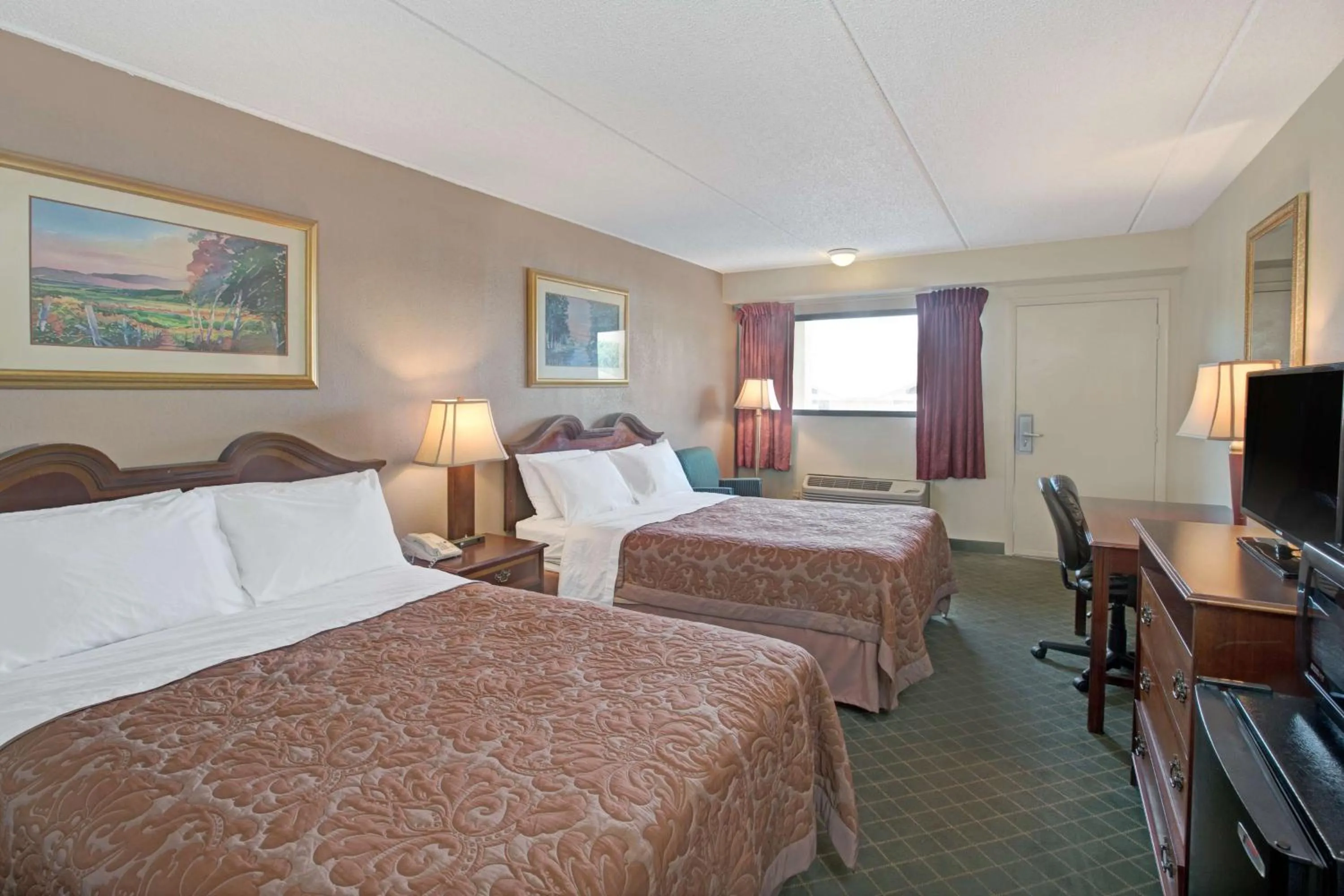 Photo of the whole room, Bed in Super 8 by Wyndham Shelby