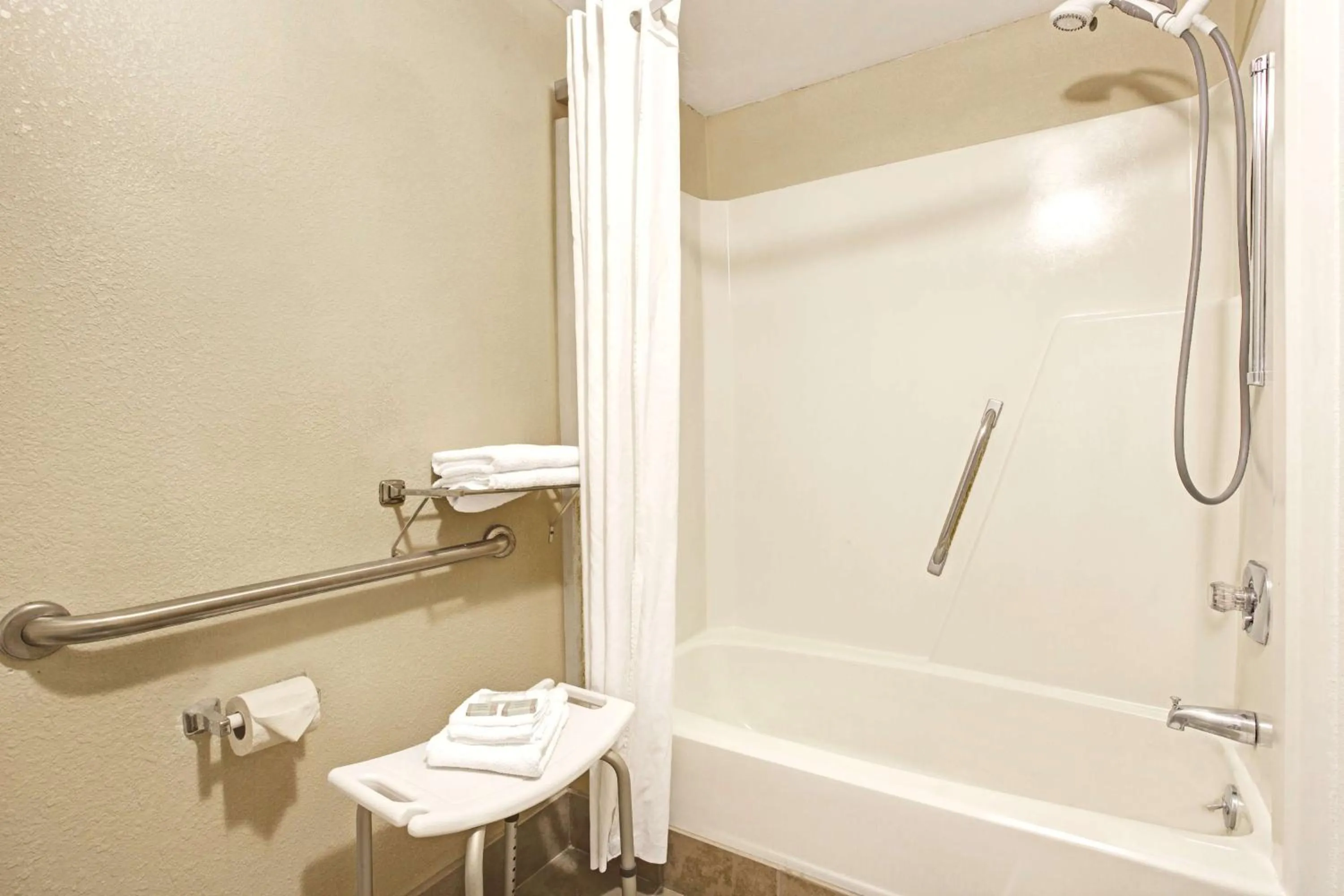 Photo of the whole room in Super 8 by Wyndham Shelby