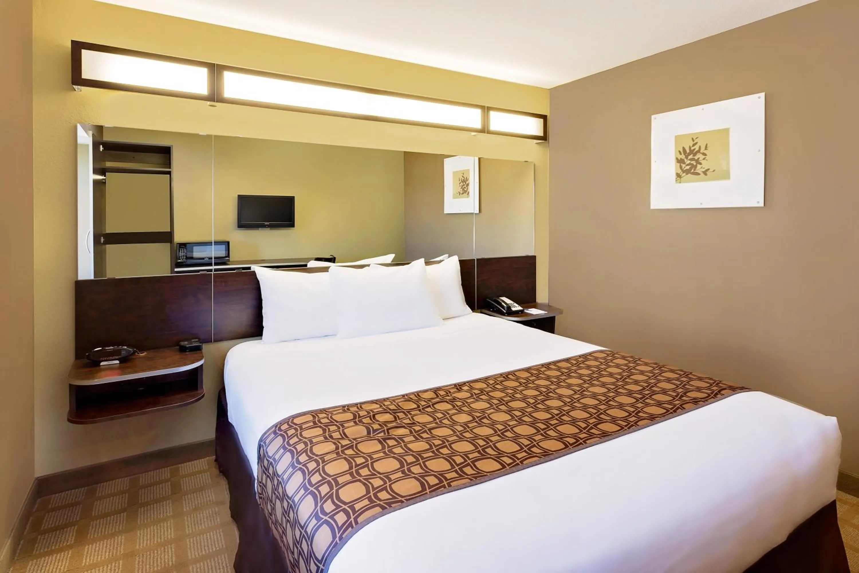 Bed in Microtel Inn & Suites by Wyndham Prairie du Chien