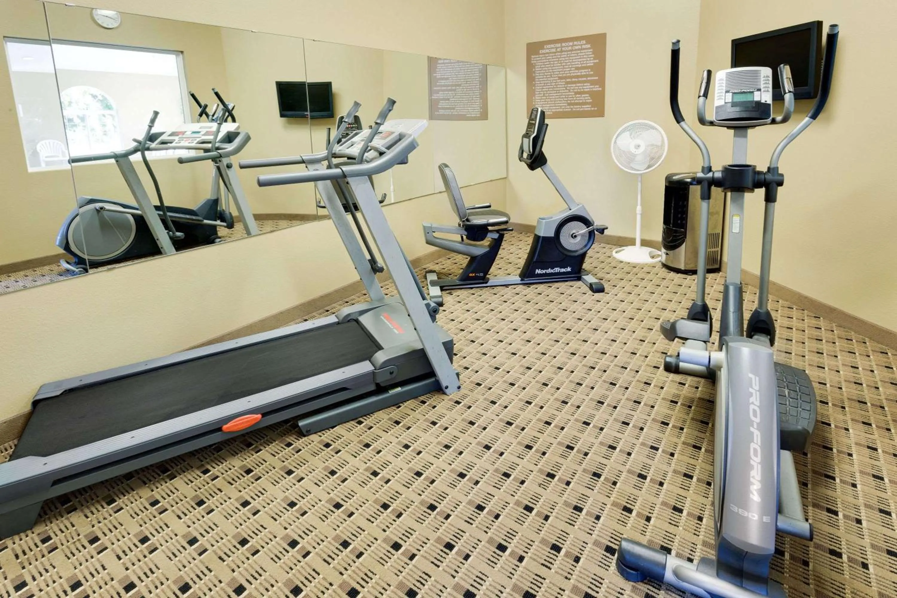 Fitness centre/facilities in Microtel Inn & Suites by Wyndham Prairie du Chien