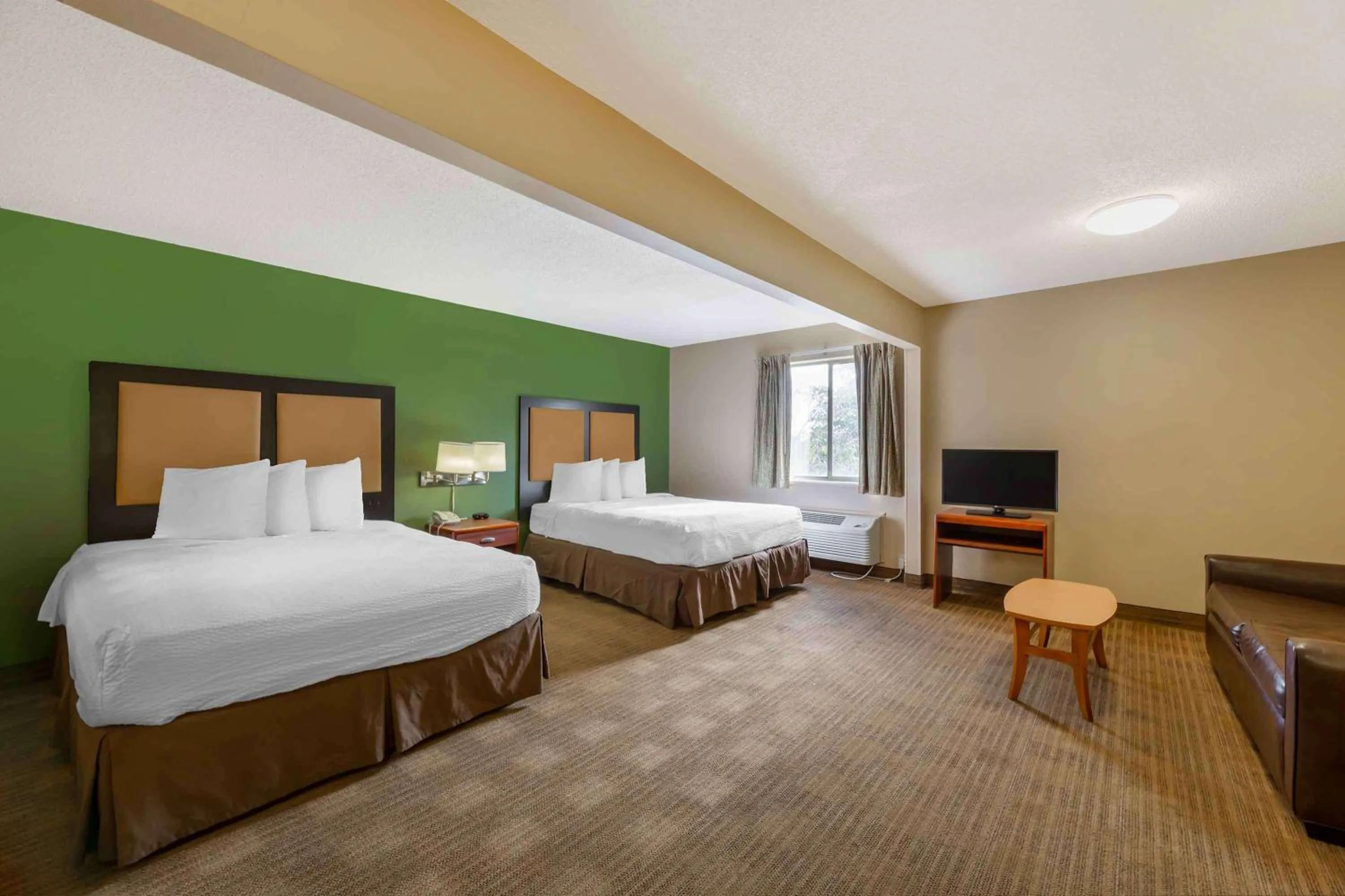 Bedroom, Bed in Extended Stay America Suites - Tallahassee - Killearn