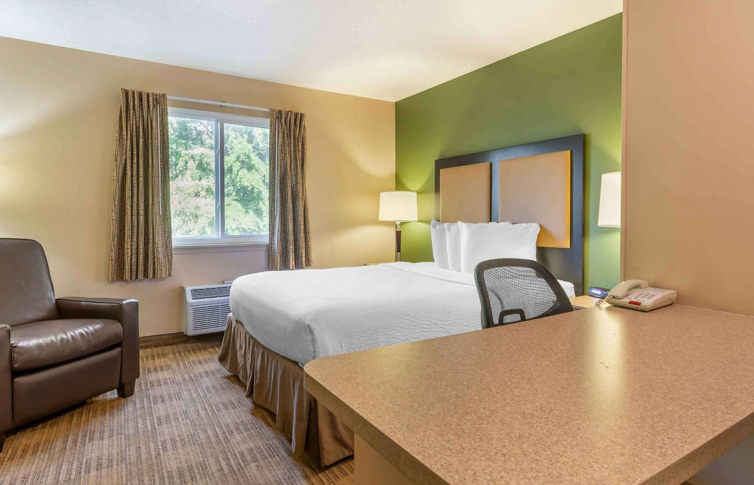 Bedroom, Bed in Extended Stay America Suites - Tallahassee - Killearn