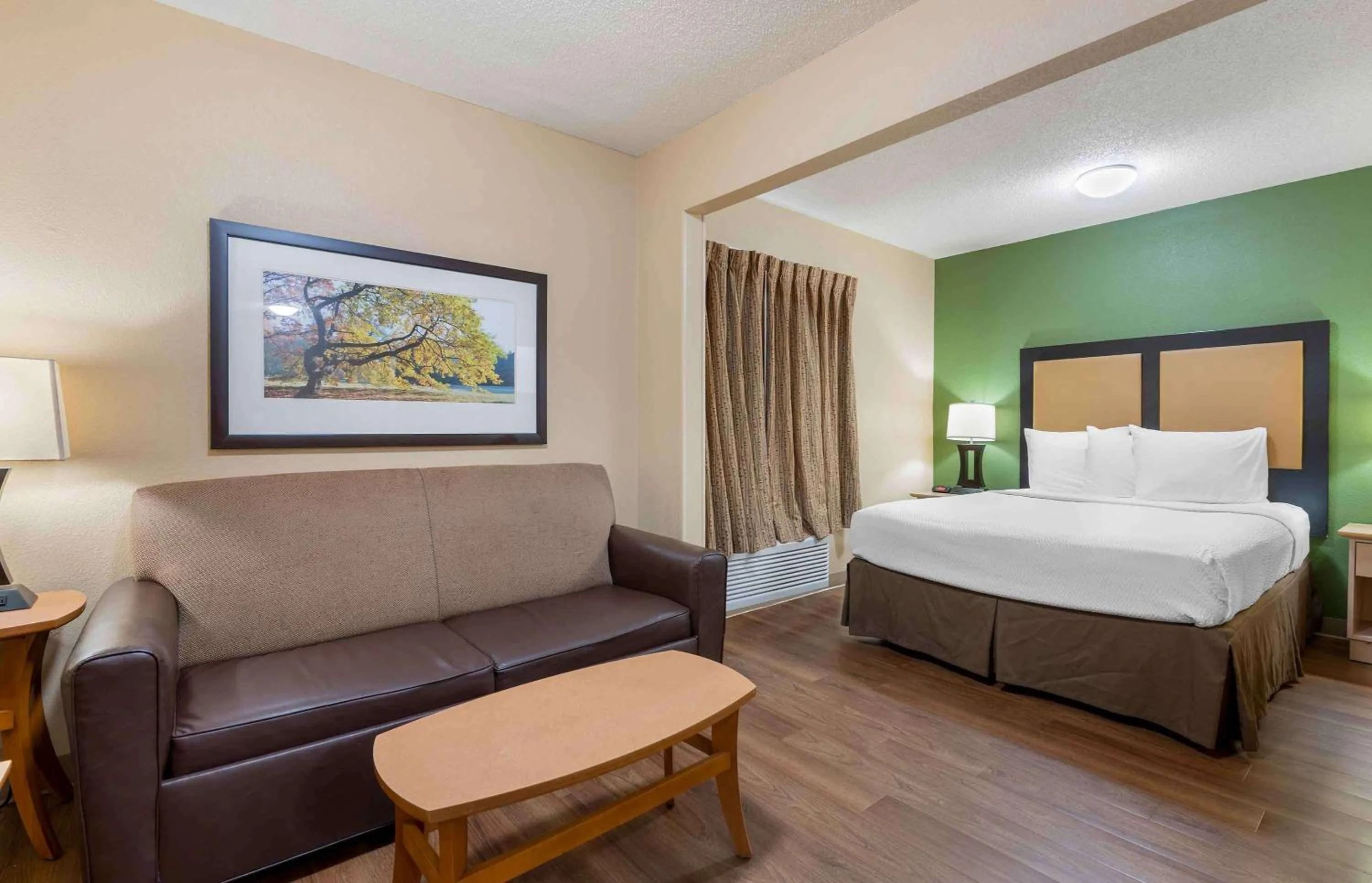 Bedroom, Bed in Extended Stay America Suites - Tallahassee - Killearn