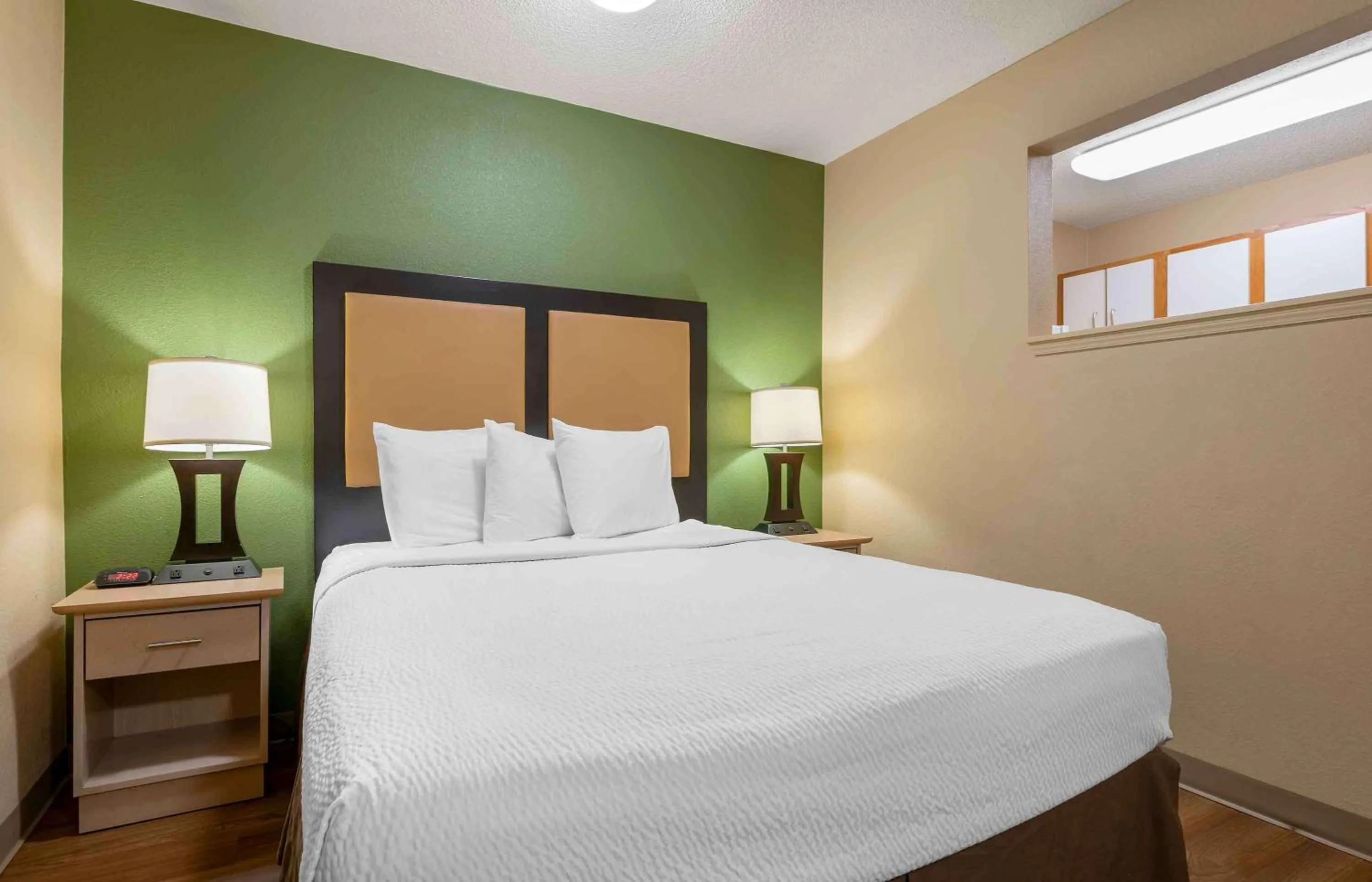 Bedroom, Bed in Extended Stay America Suites - Tallahassee - Killearn