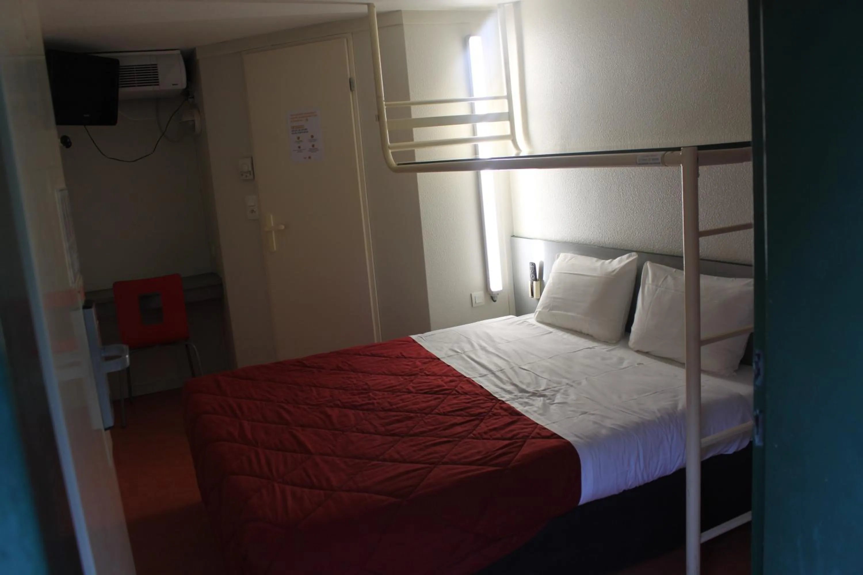 Property building, Bed in Hôtel Premiere Classe Pamiers