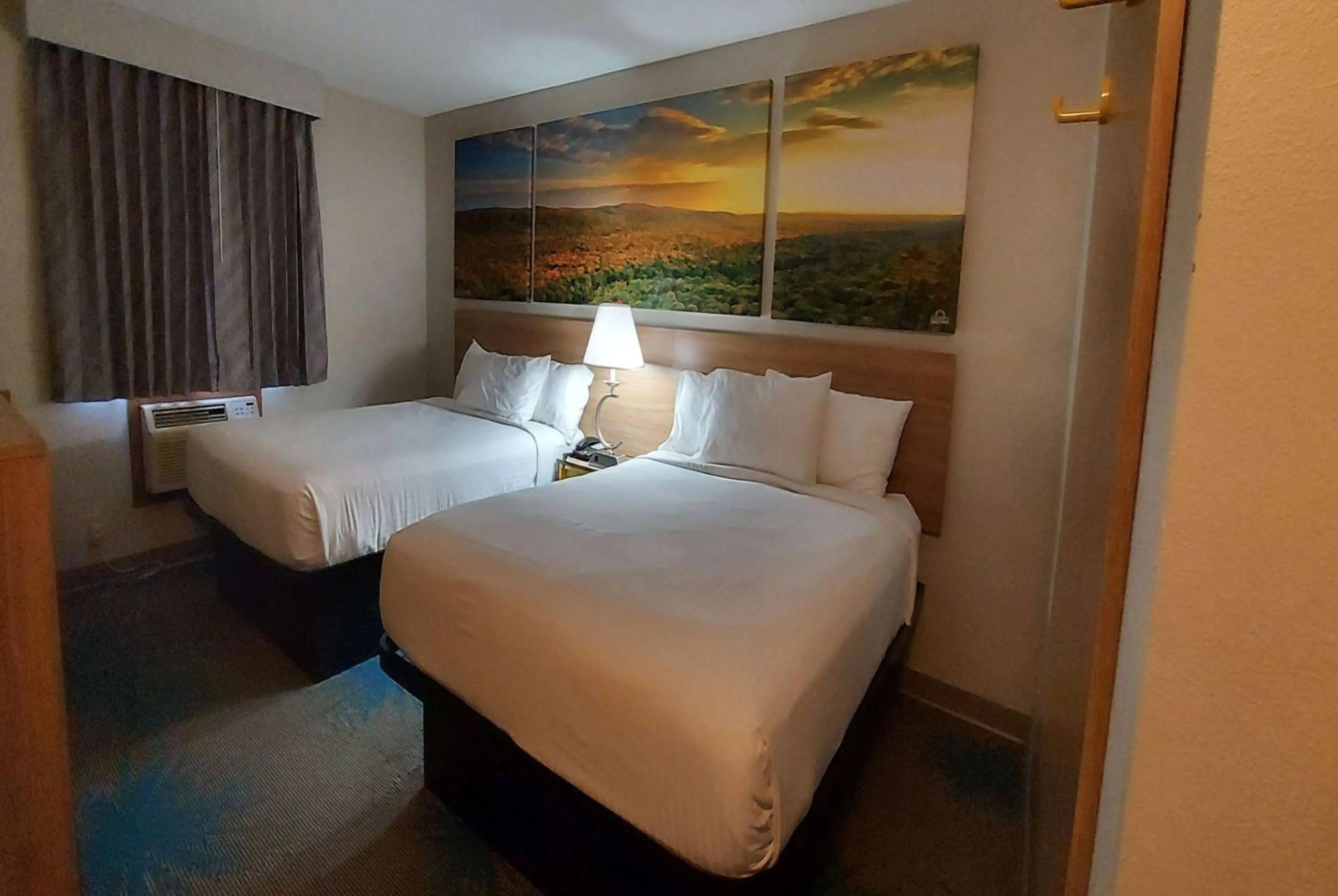 Photo of the whole room, Bed in Days Inn by Wyndham Willmar