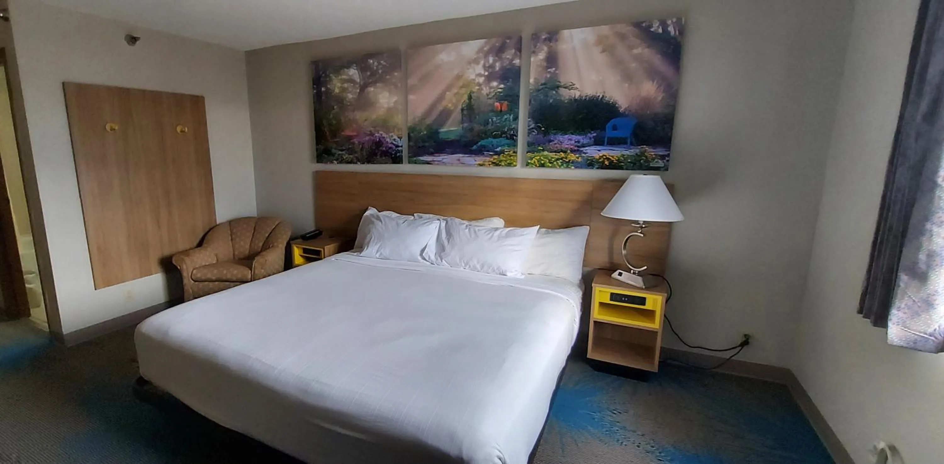 Bed in Days Inn by Wyndham Willmar