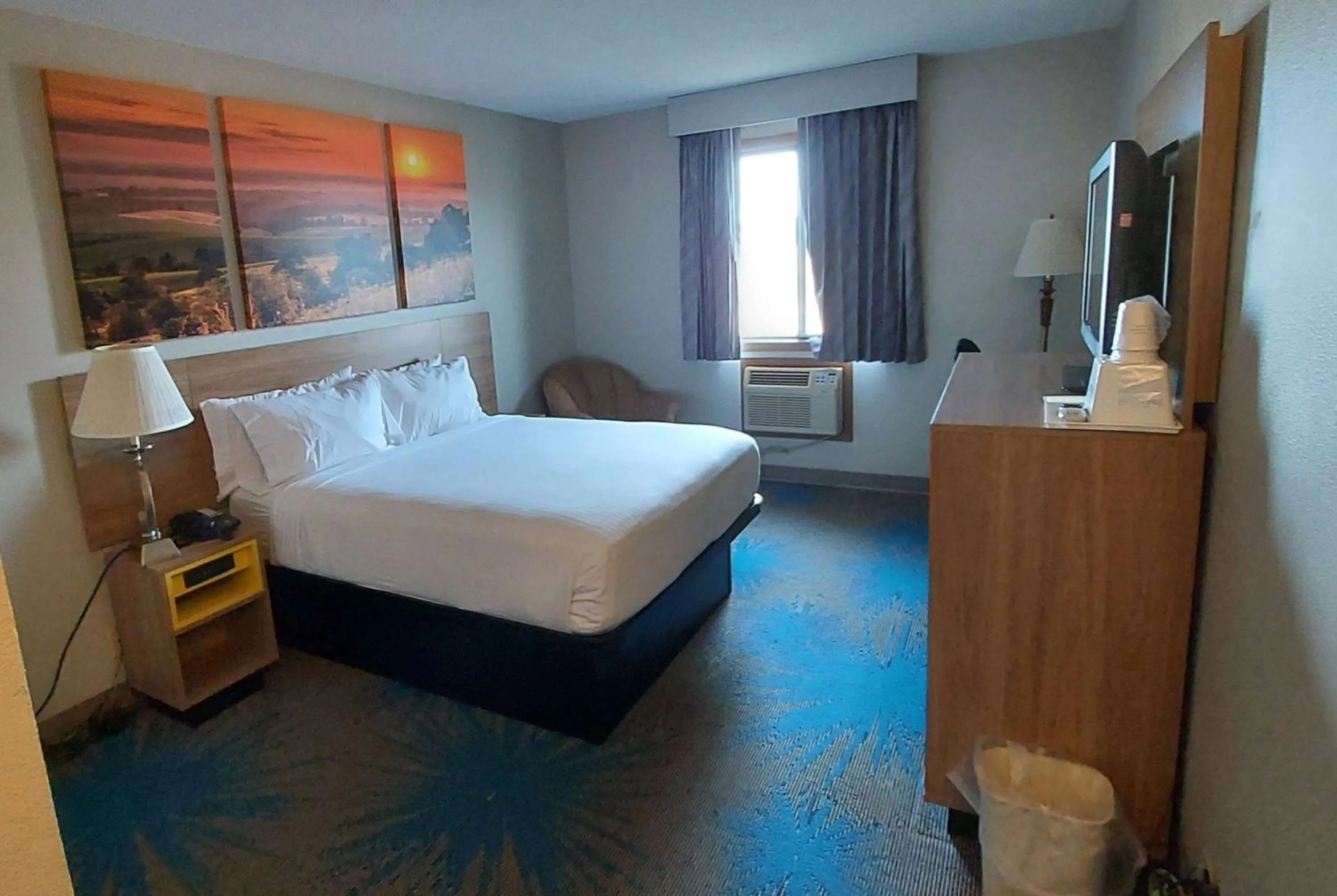 Photo of the whole room, Bed in Days Inn by Wyndham Willmar