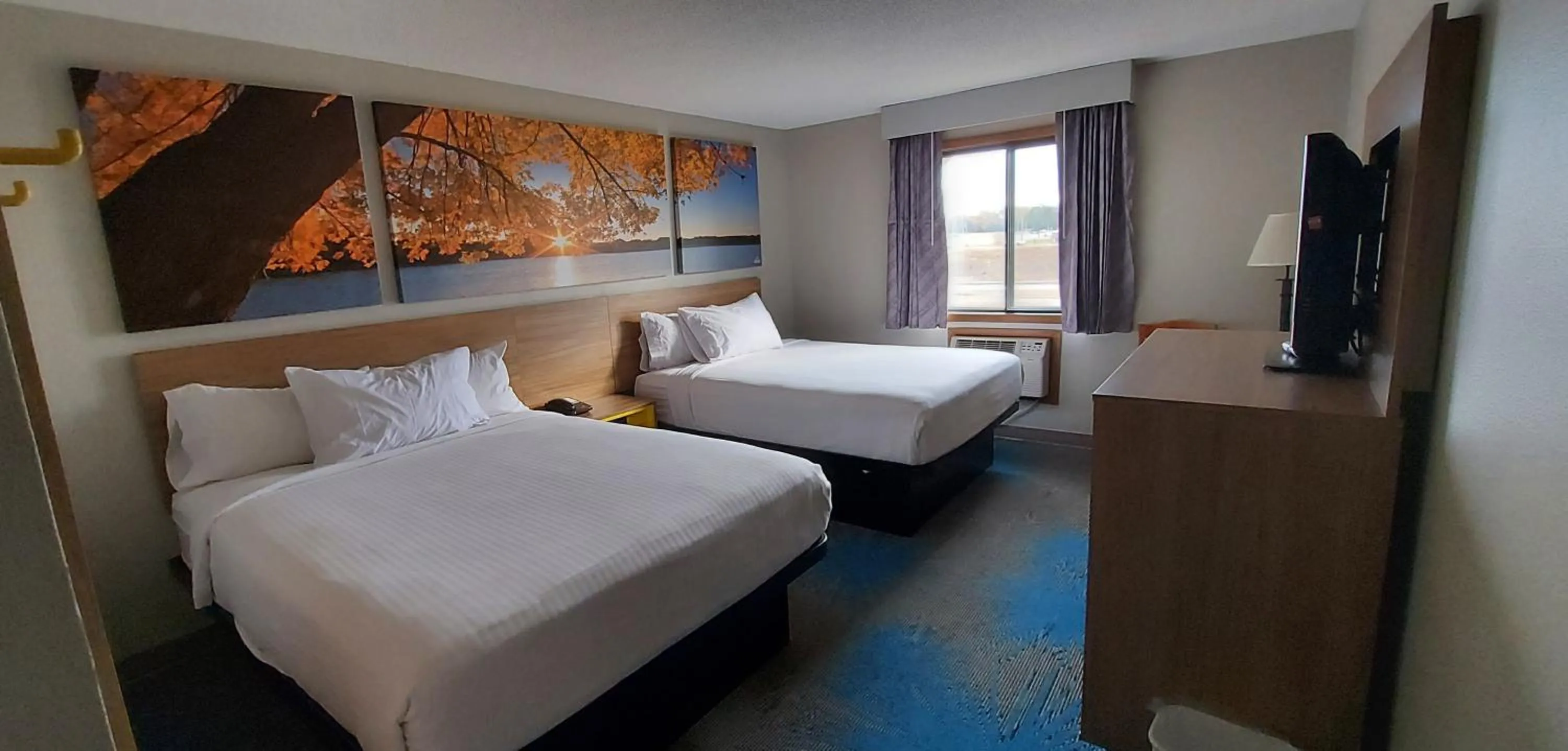 Bed in Days Inn by Wyndham Willmar
