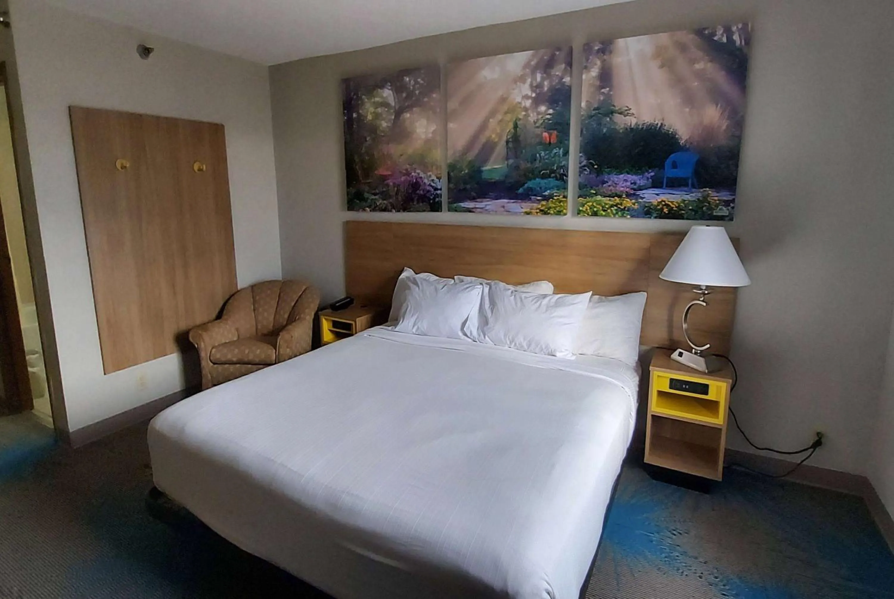 Photo of the whole room, Bed in Days Inn by Wyndham Willmar