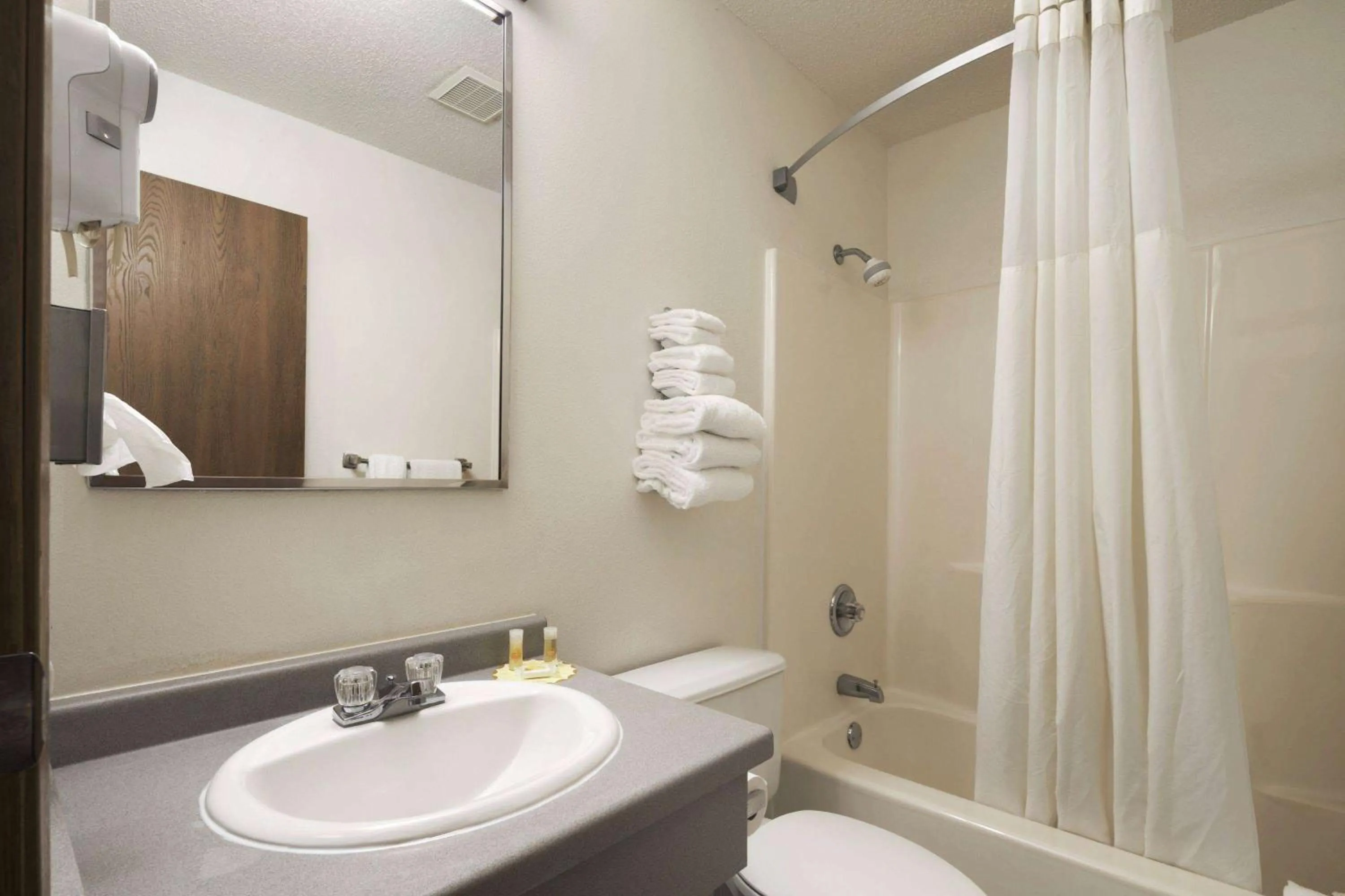 Photo of the whole room in Days Inn by Wyndham Willmar