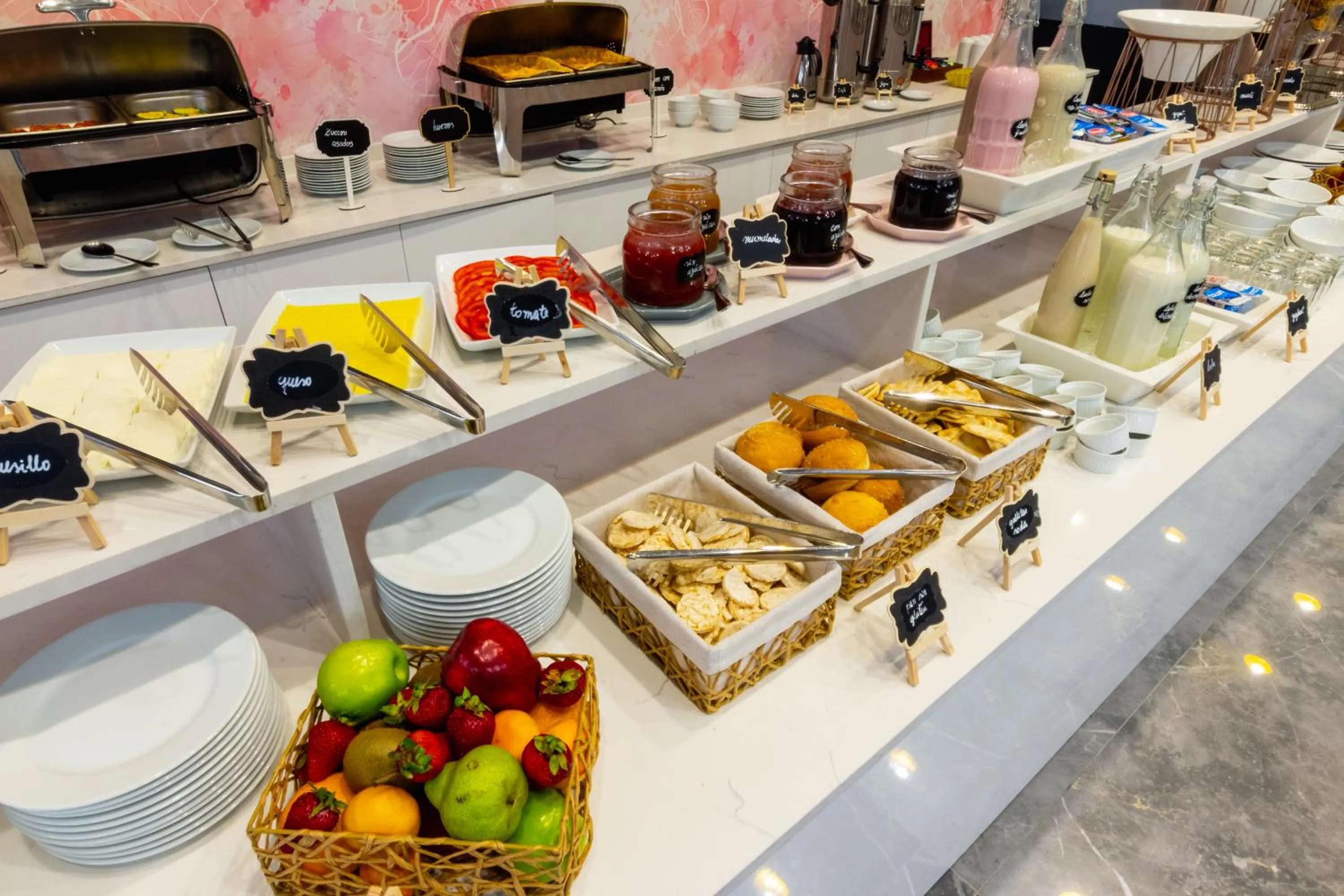 Buffet breakfast in MDS Hotel Chillan