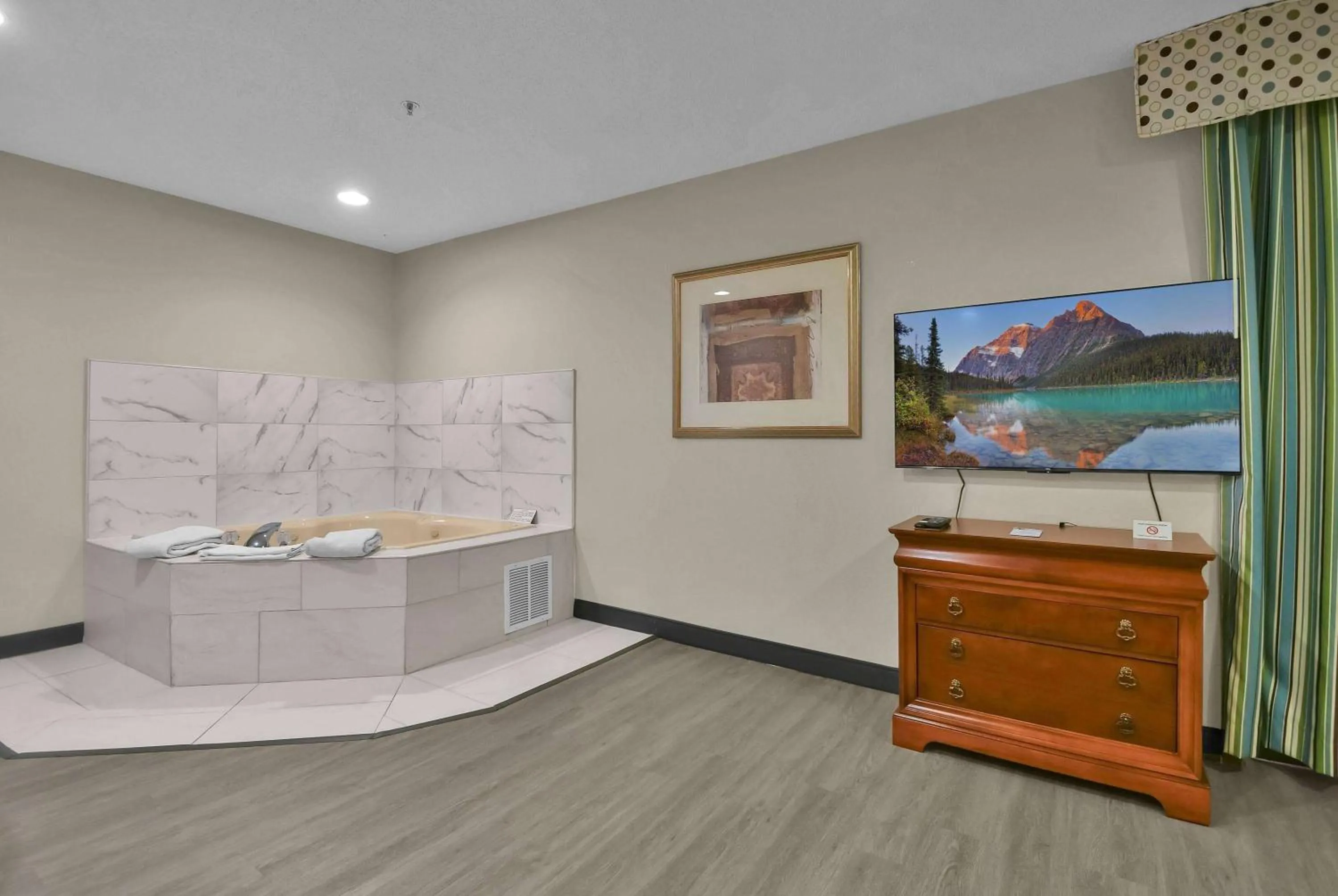 Photo of the whole room in Baymont by Wyndham Zanesville