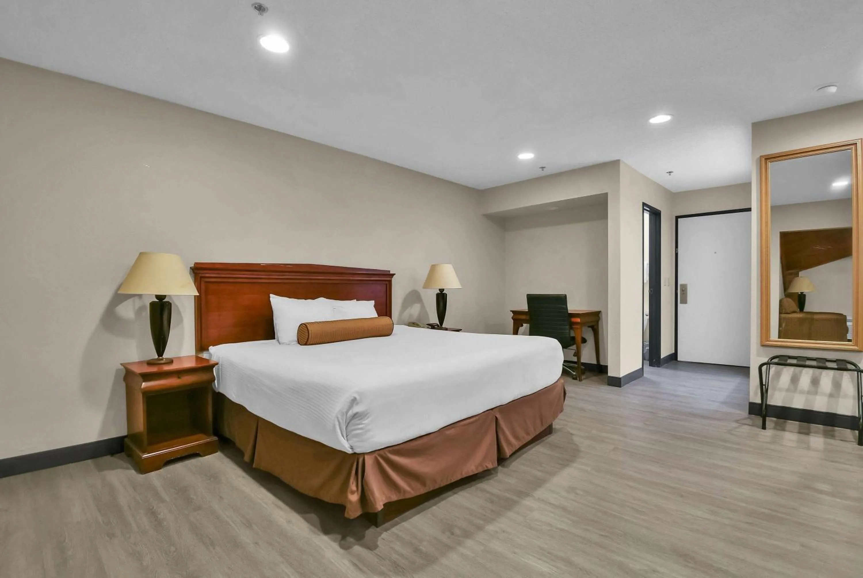 Photo of the whole room, Bed in Baymont by Wyndham Zanesville