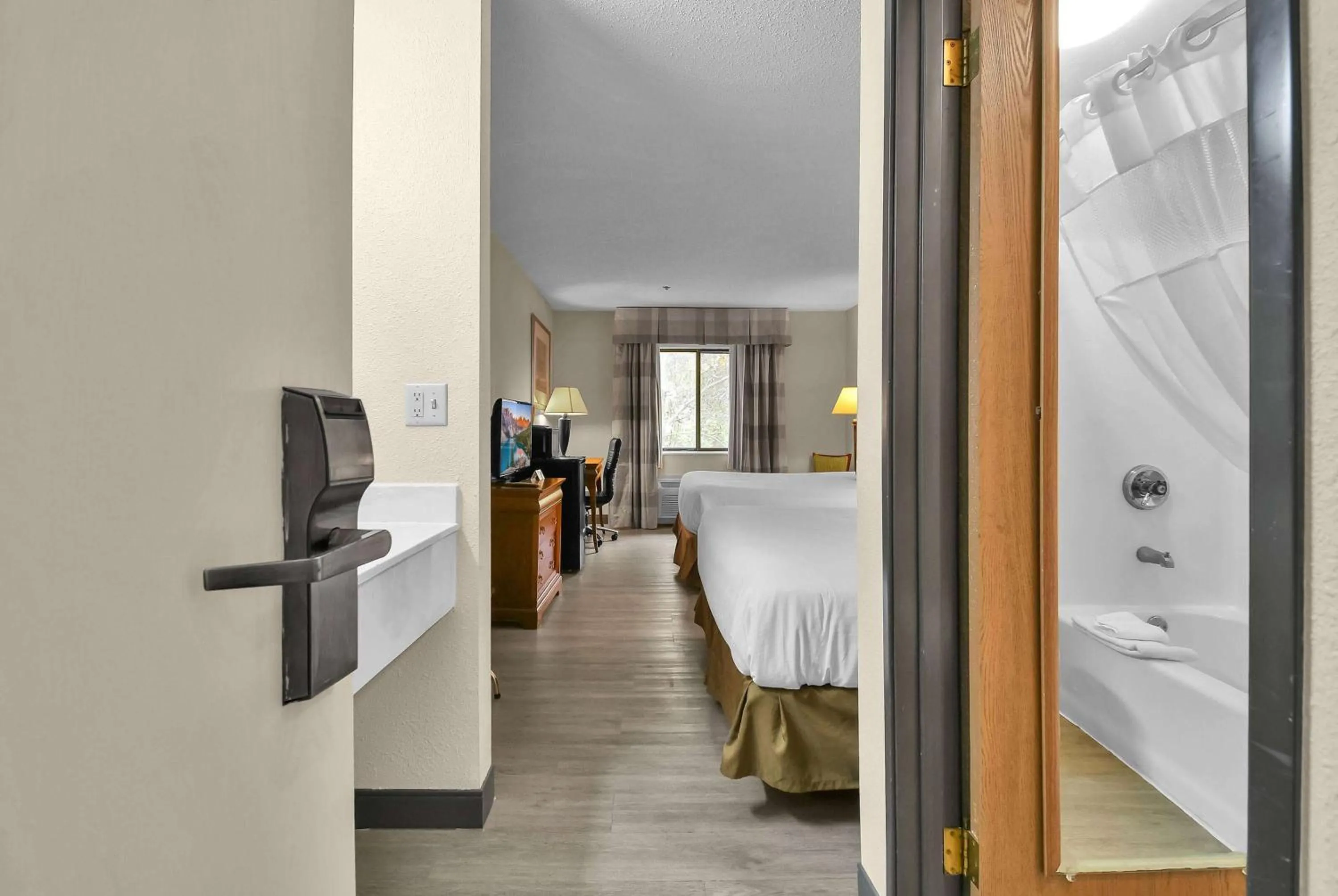 Photo of the whole room, Bed in Baymont by Wyndham Zanesville