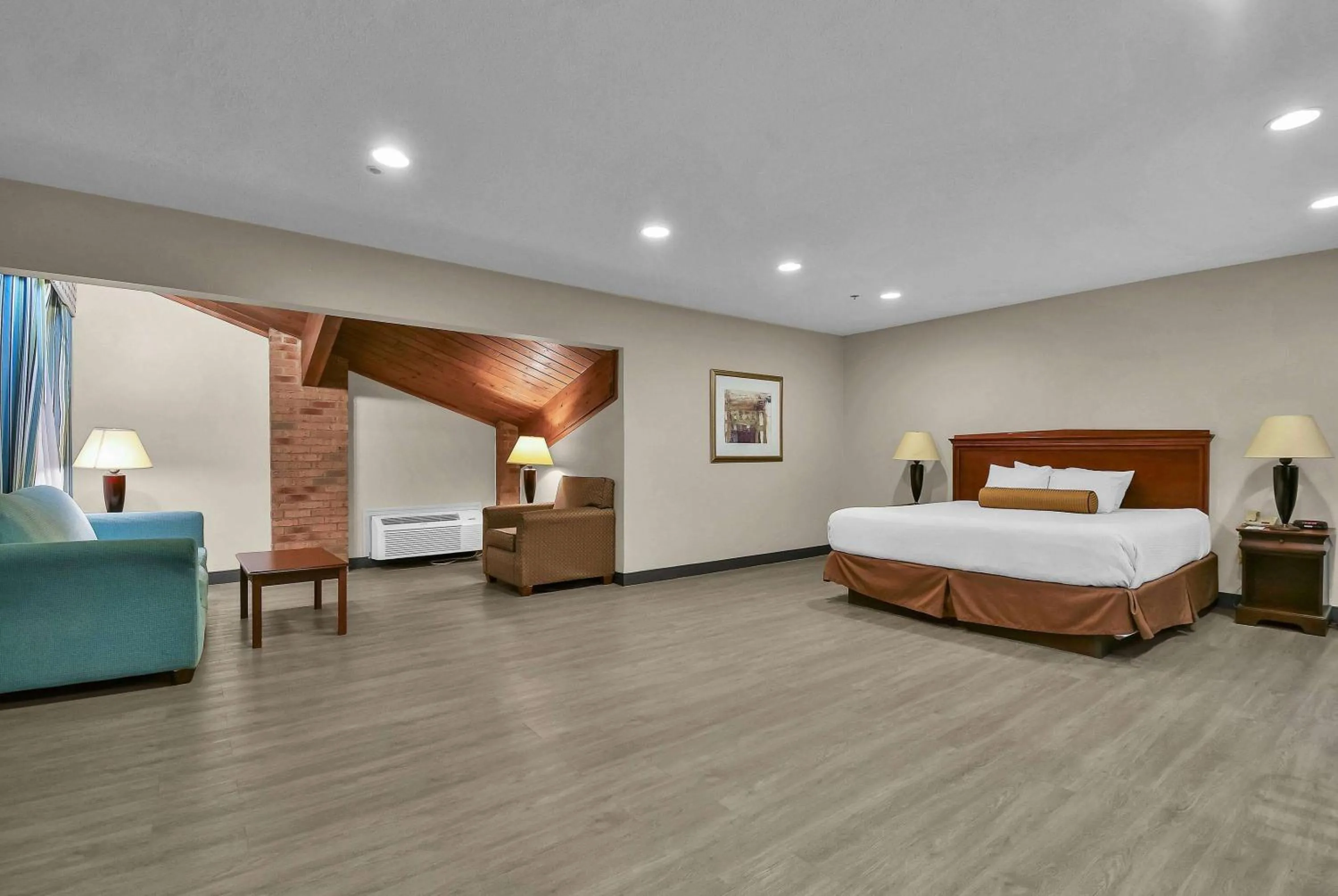 Photo of the whole room, Bed in Baymont by Wyndham Zanesville