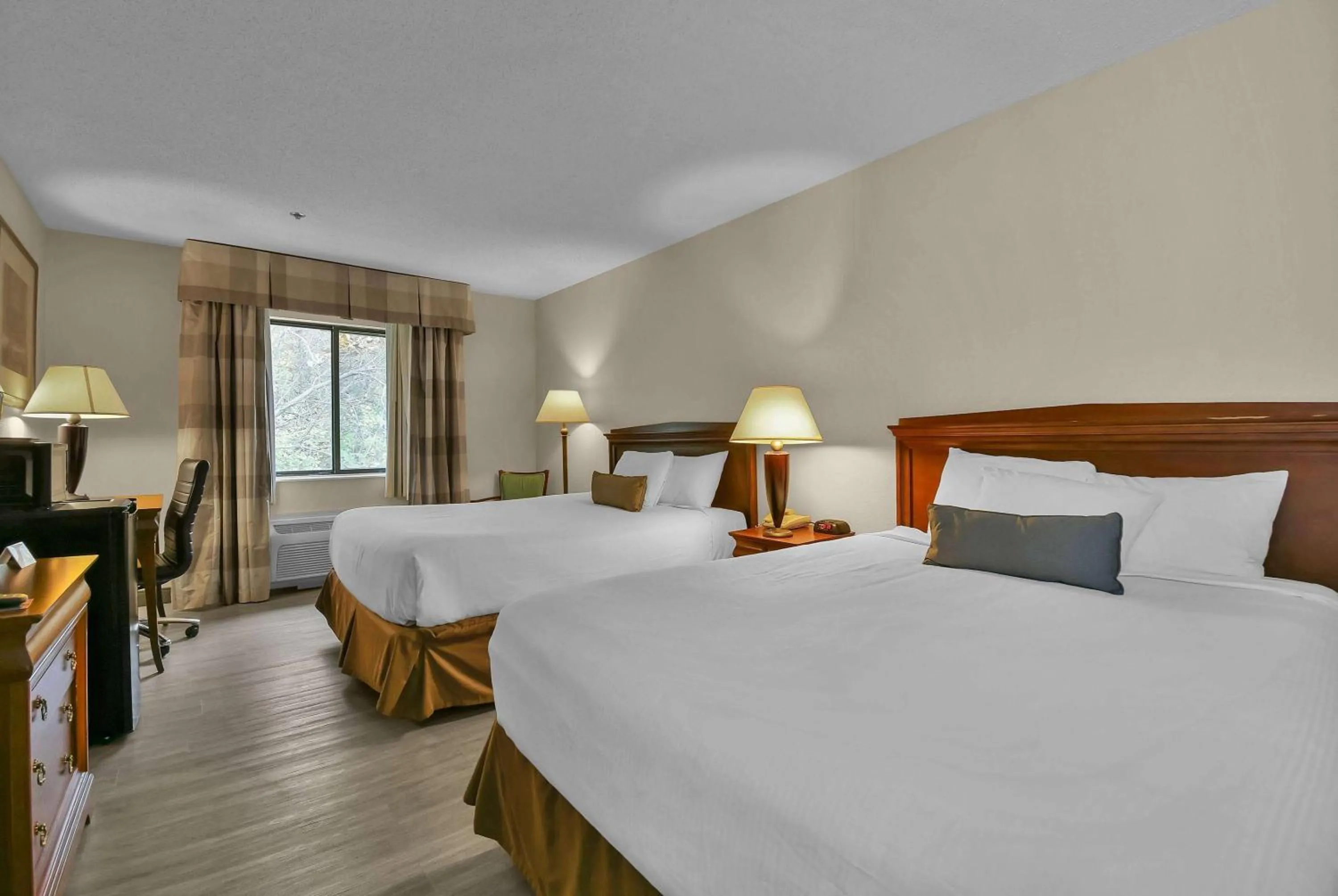 Photo of the whole room, Bed in Baymont by Wyndham Zanesville