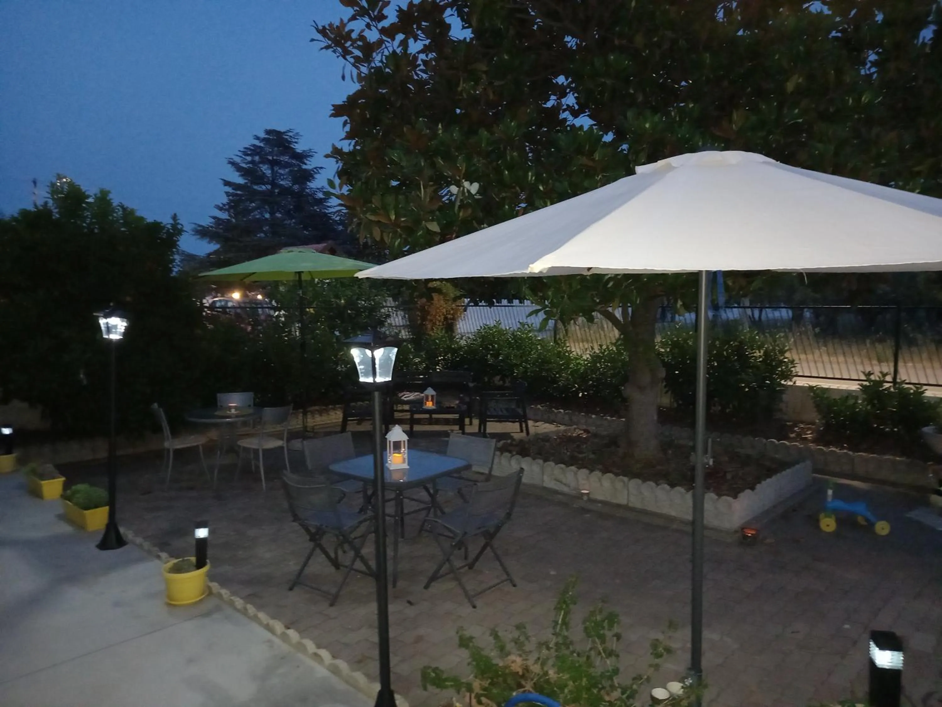 Garden in B&B IRIS COTTAGE