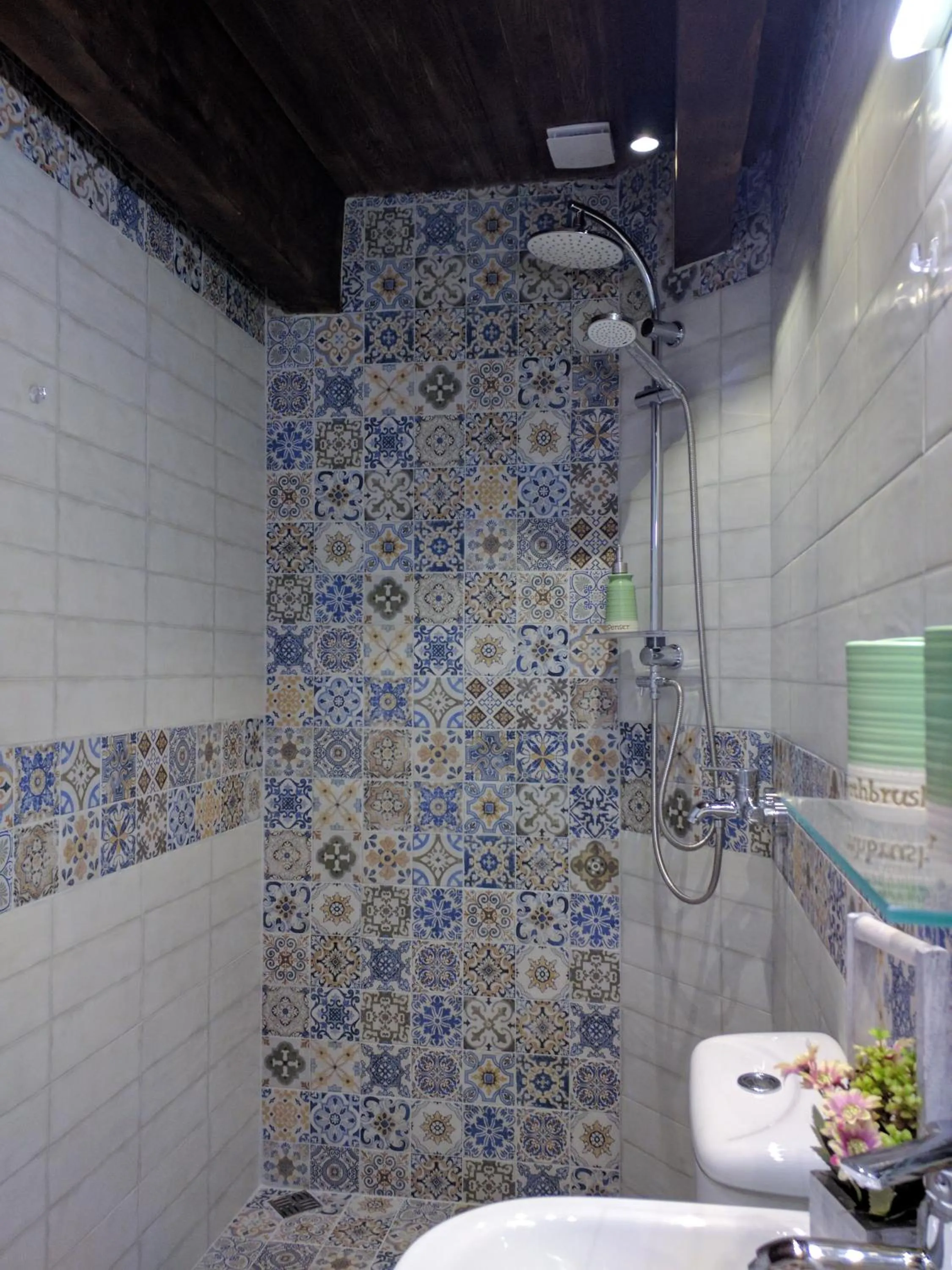 Shower in Cozy Studios on Freedom Square