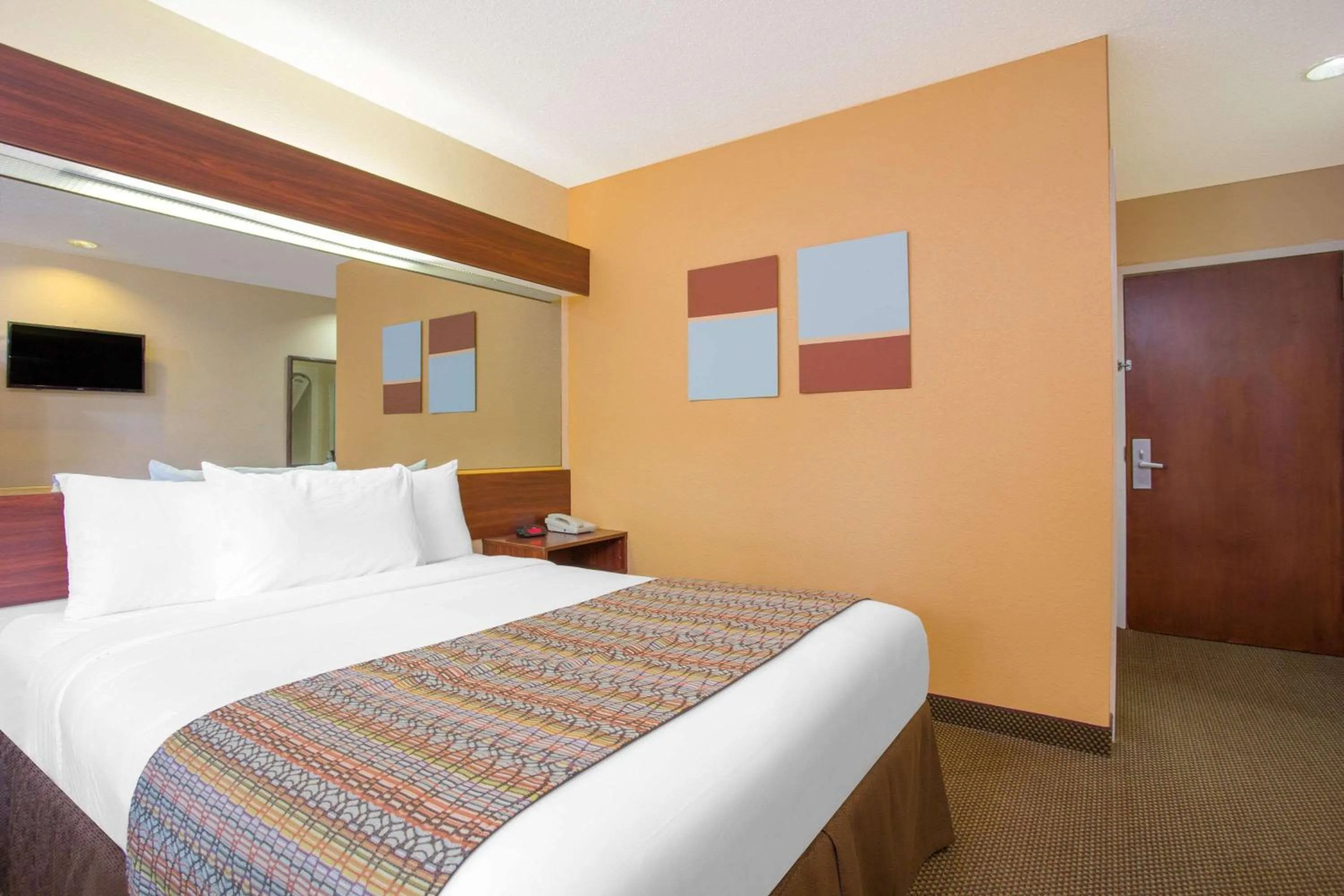 Photo of the whole room, Bed in Microtel Inn & Suites by Wyndham Kannapolis/Concord
