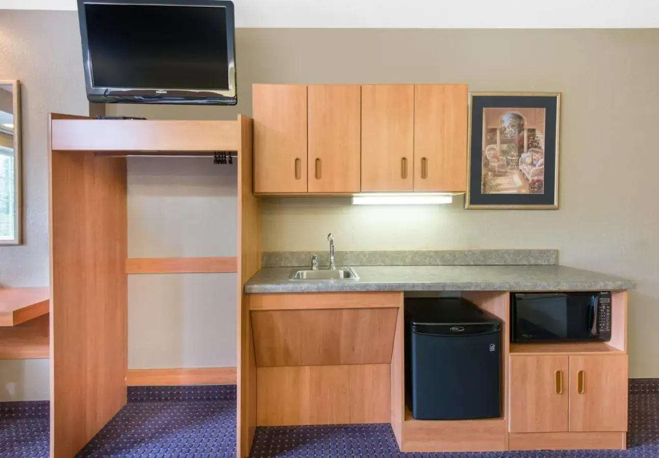 Queen Suite with Bathtub - Mobility/Hearing Accessible - Non-Smoking in Microtel Inn & Suites by Wyndham Hazelton/Bruceton Mills Queen Suite with Bathtub - Mobility/Hearing Accessible - Non-Smoking in Microtel Inn & Suites by Wyndham Hazelton/Bruceton Mills