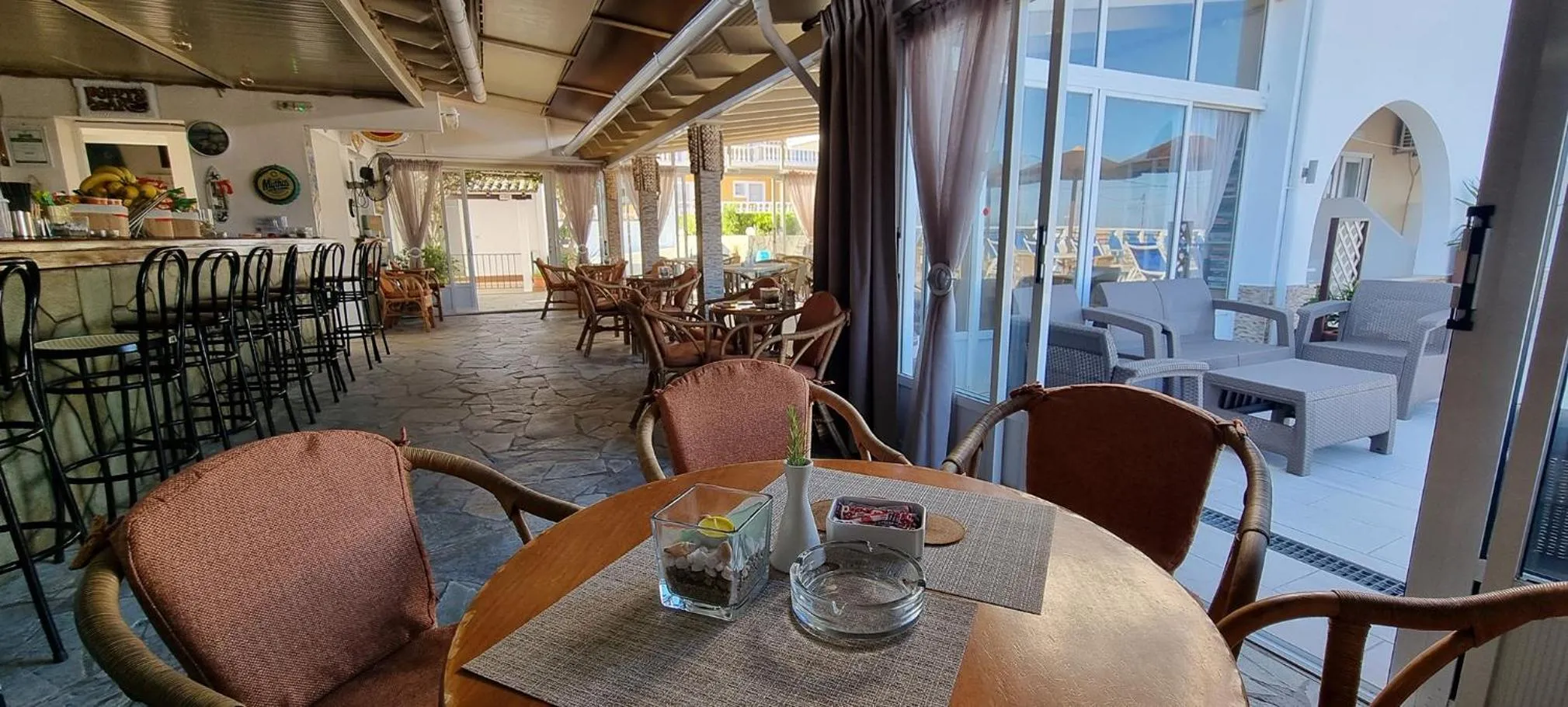 Restaurant/places to eat in Bardis Sun studios
