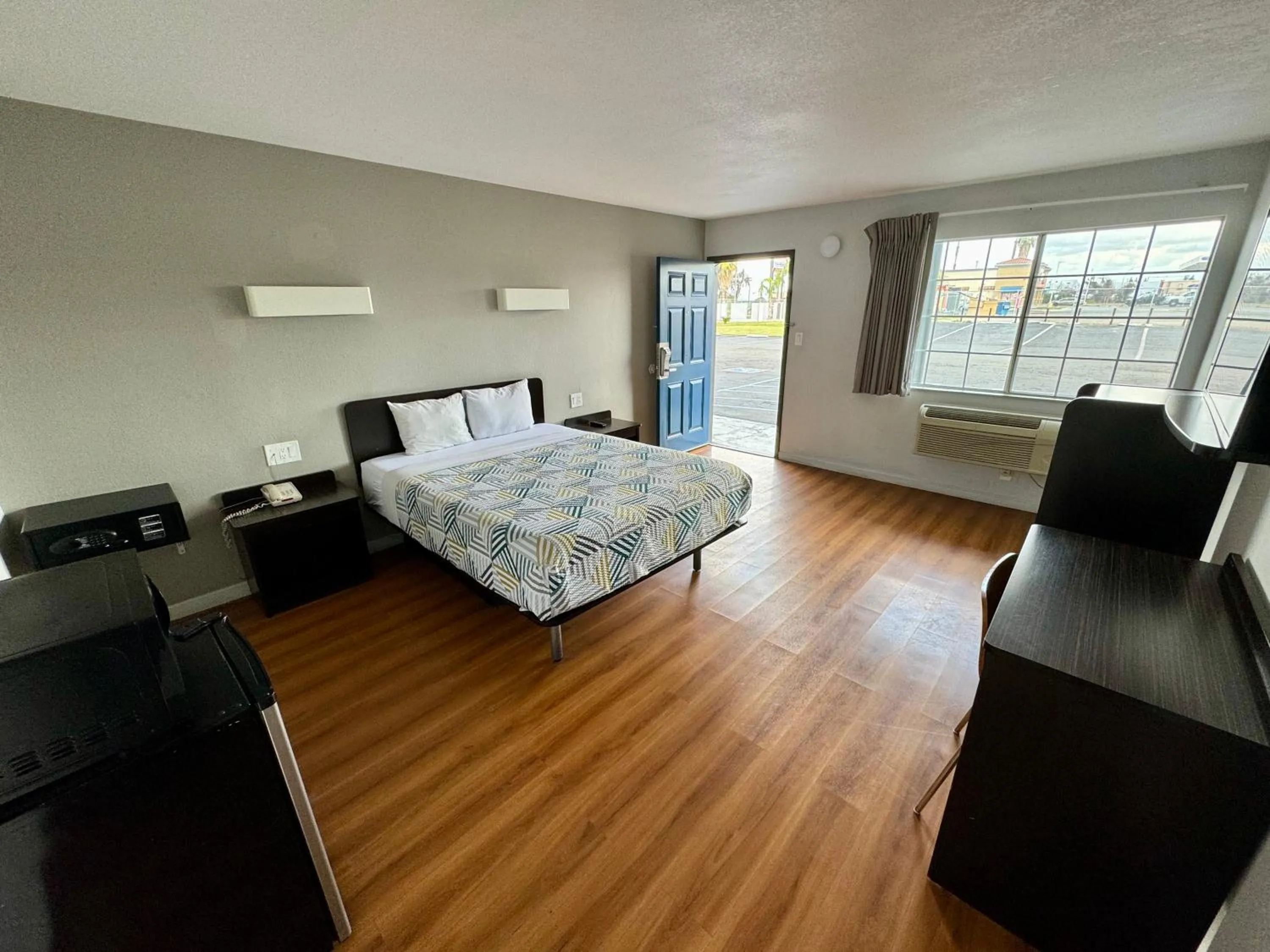 room service, Bed in Motel 6-Delano, CA