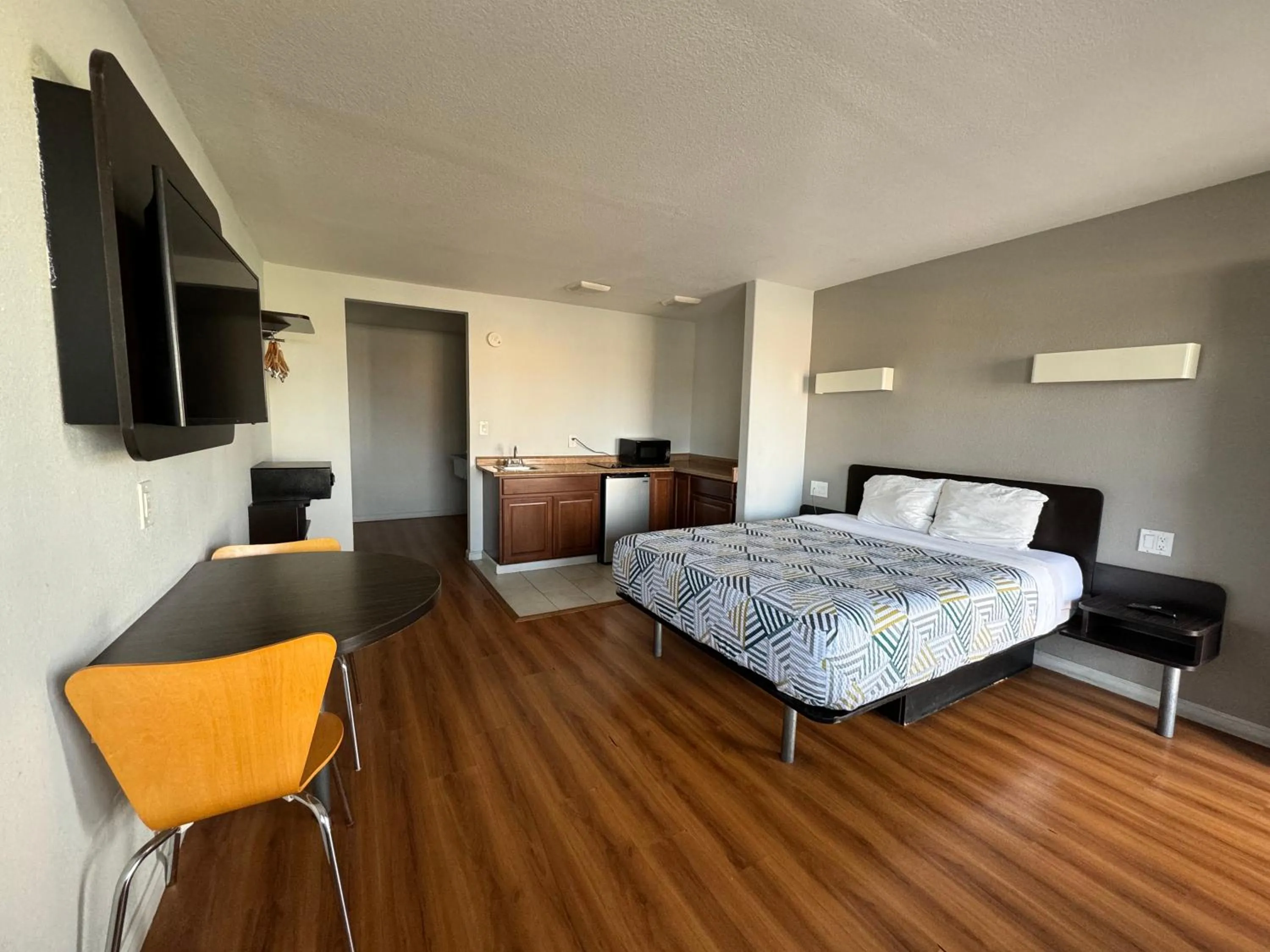 Kitchen or kitchenette, Bed in Motel 6-Delano, CA