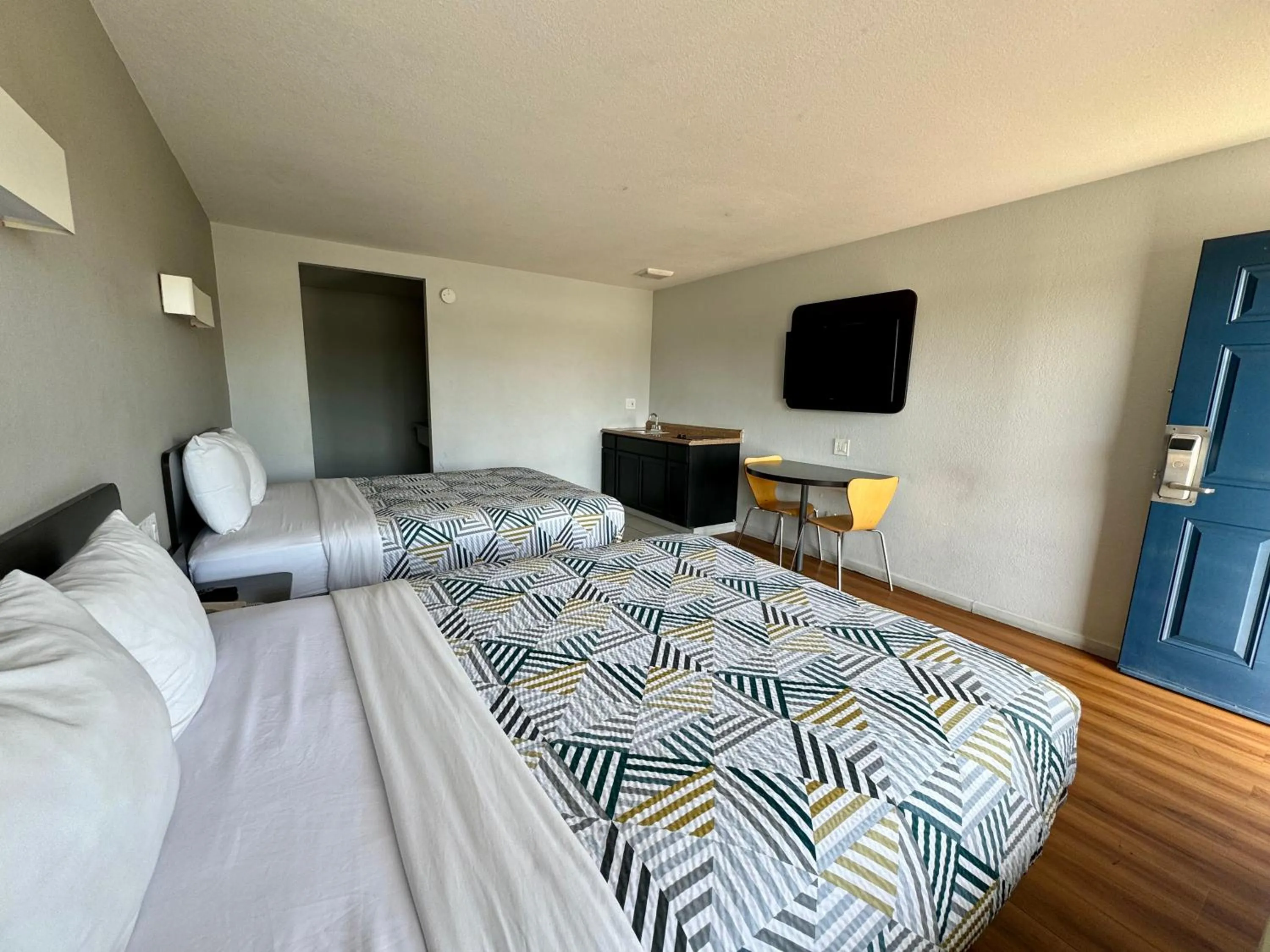 Kitchen or kitchenette, Bed in Motel 6-Delano, CA