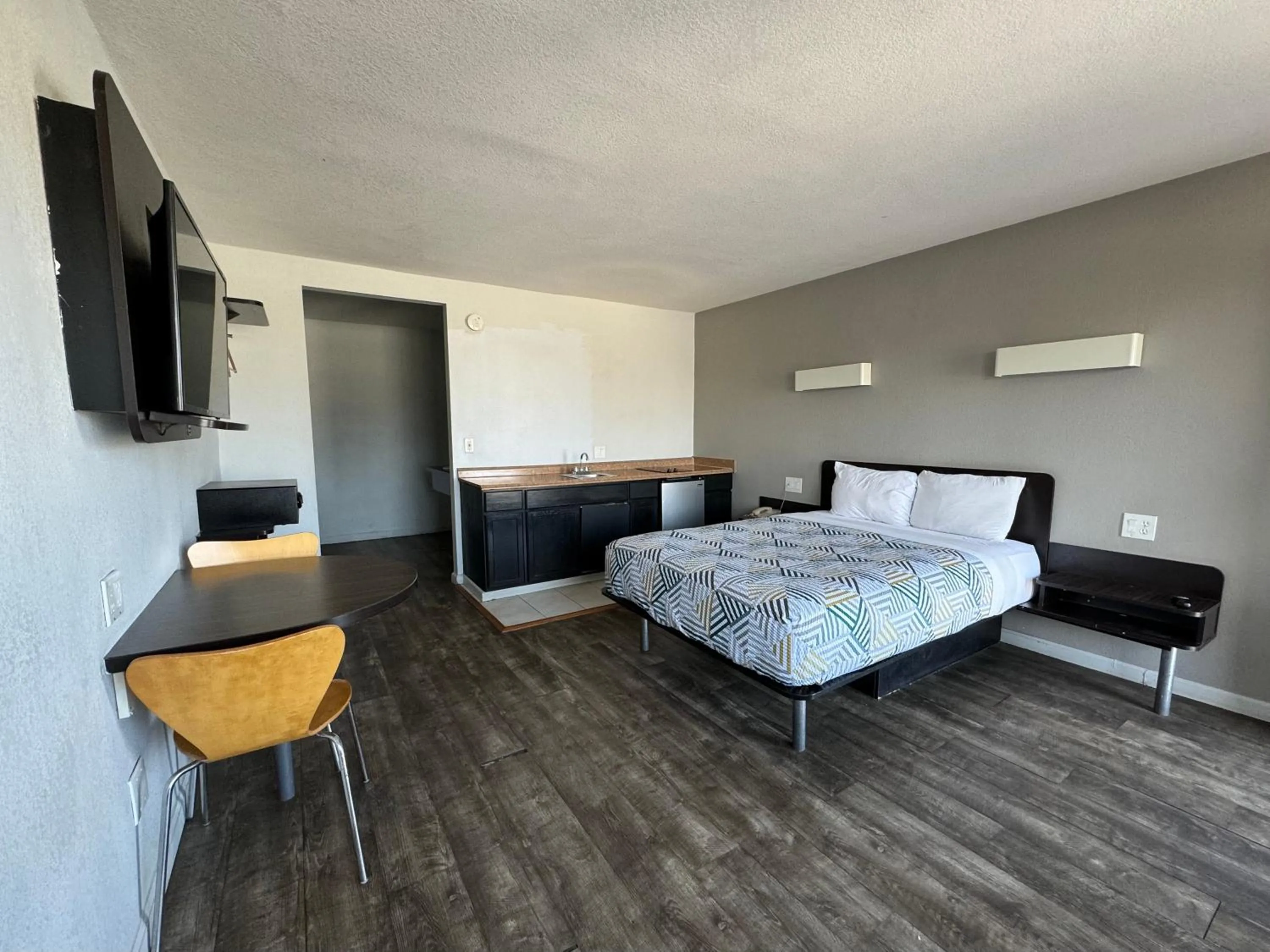 Kitchen or kitchenette, Bed in Motel 6-Delano, CA