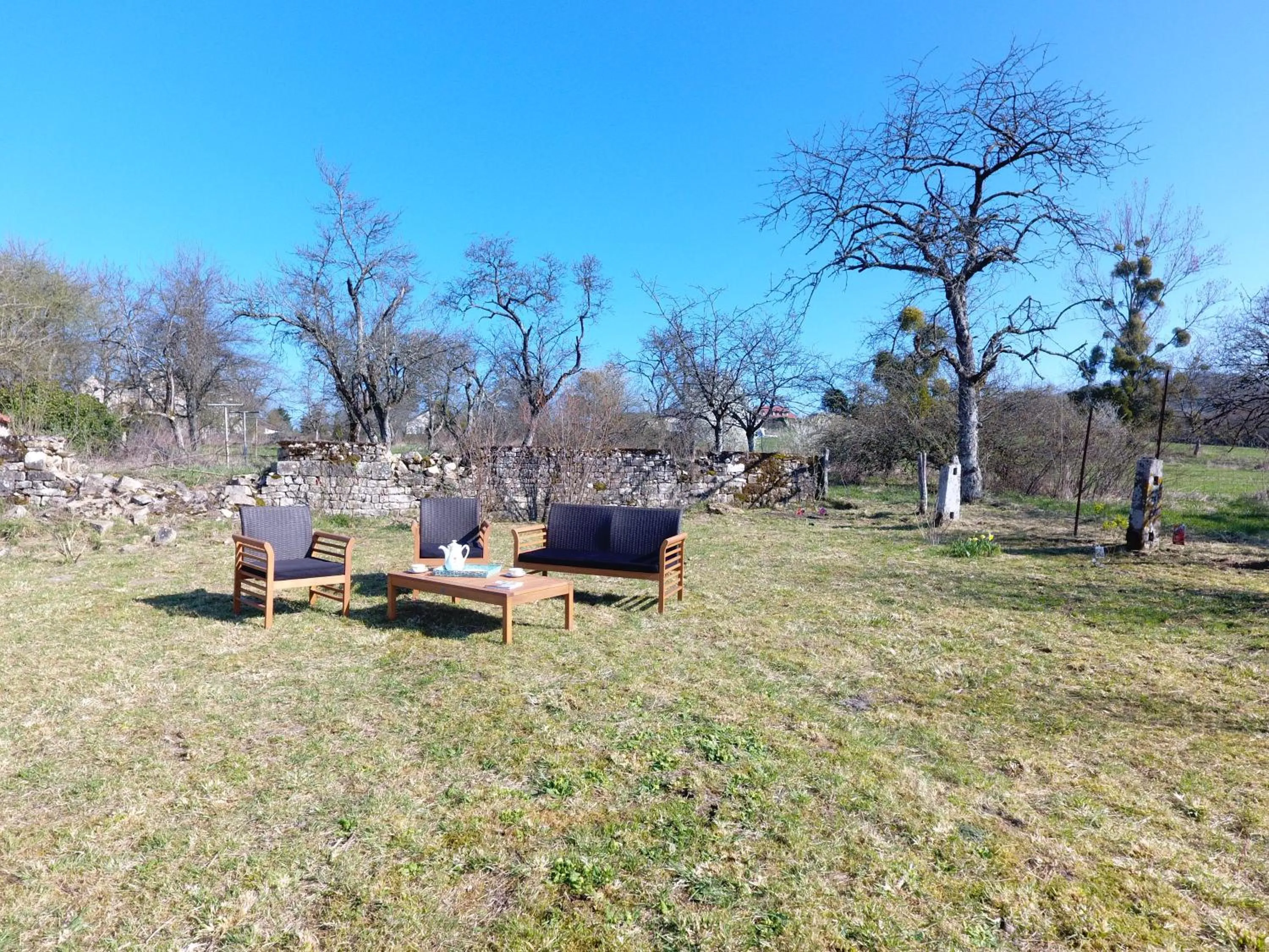 Garden in La Maison du Notaire - Chambre d'Hôtes - Huisdieren welkom