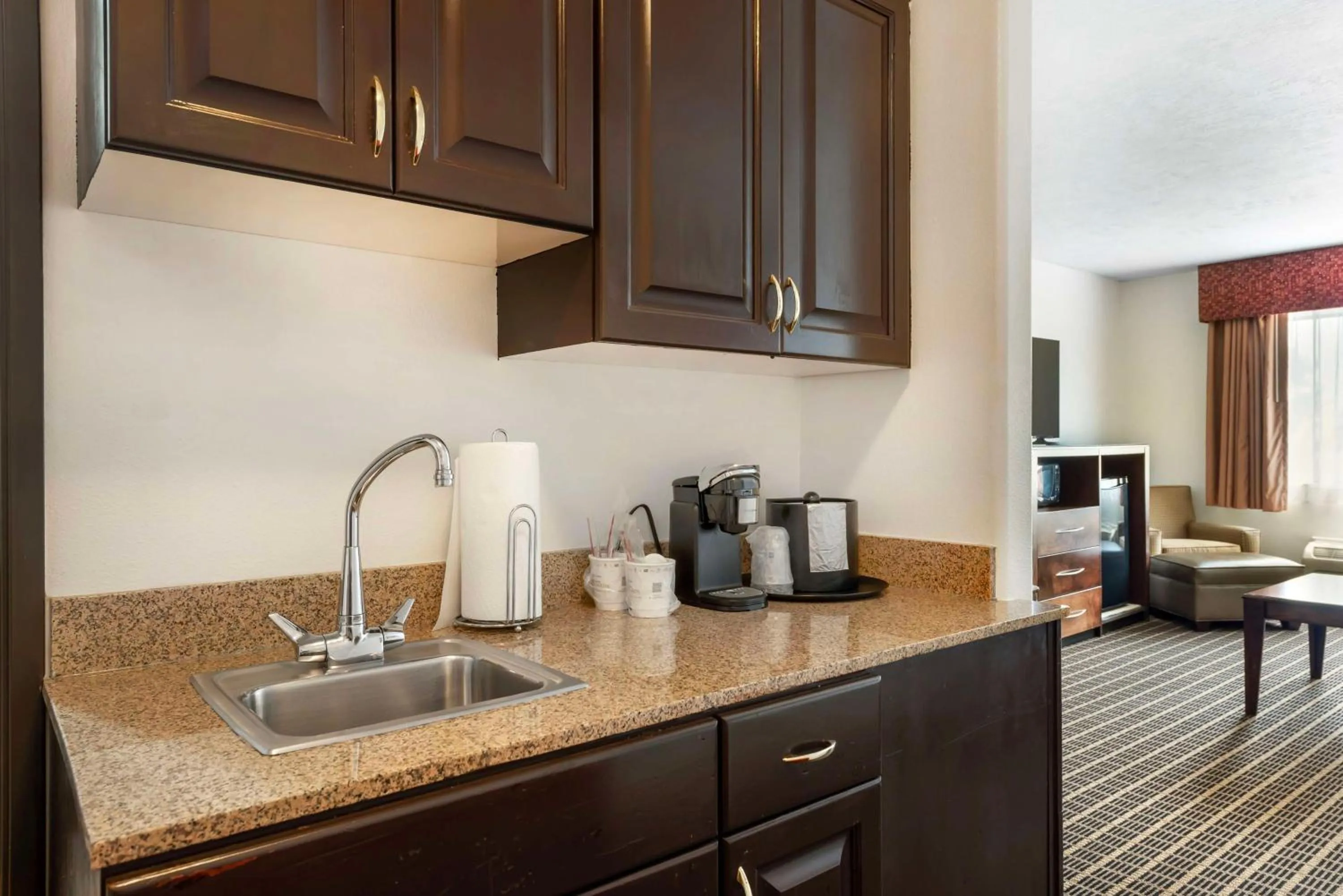 Bedroom in Best Western Plus Eagleridge Inn & Suites