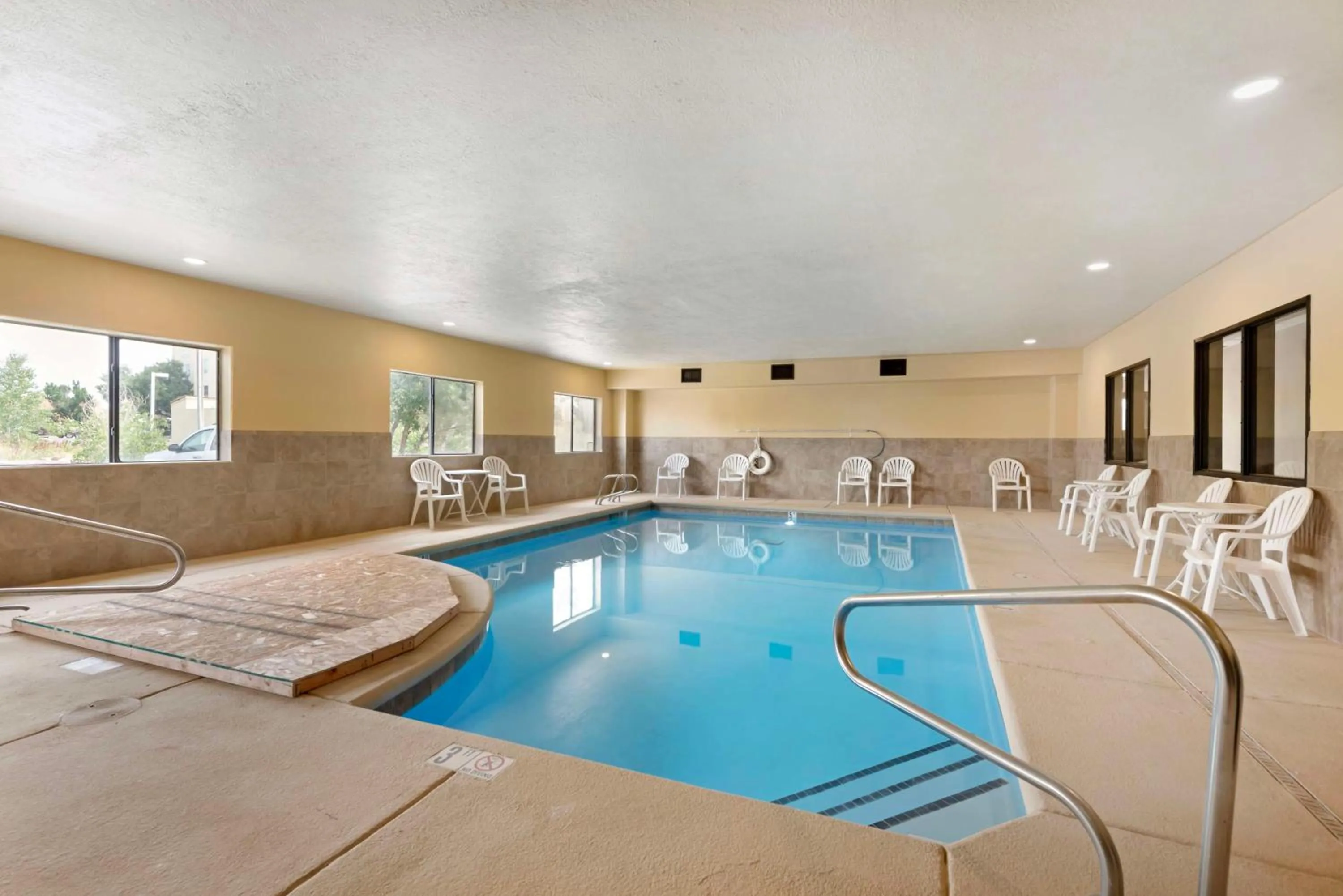 Pool view in Best Western Plus Eagleridge Inn & Suites