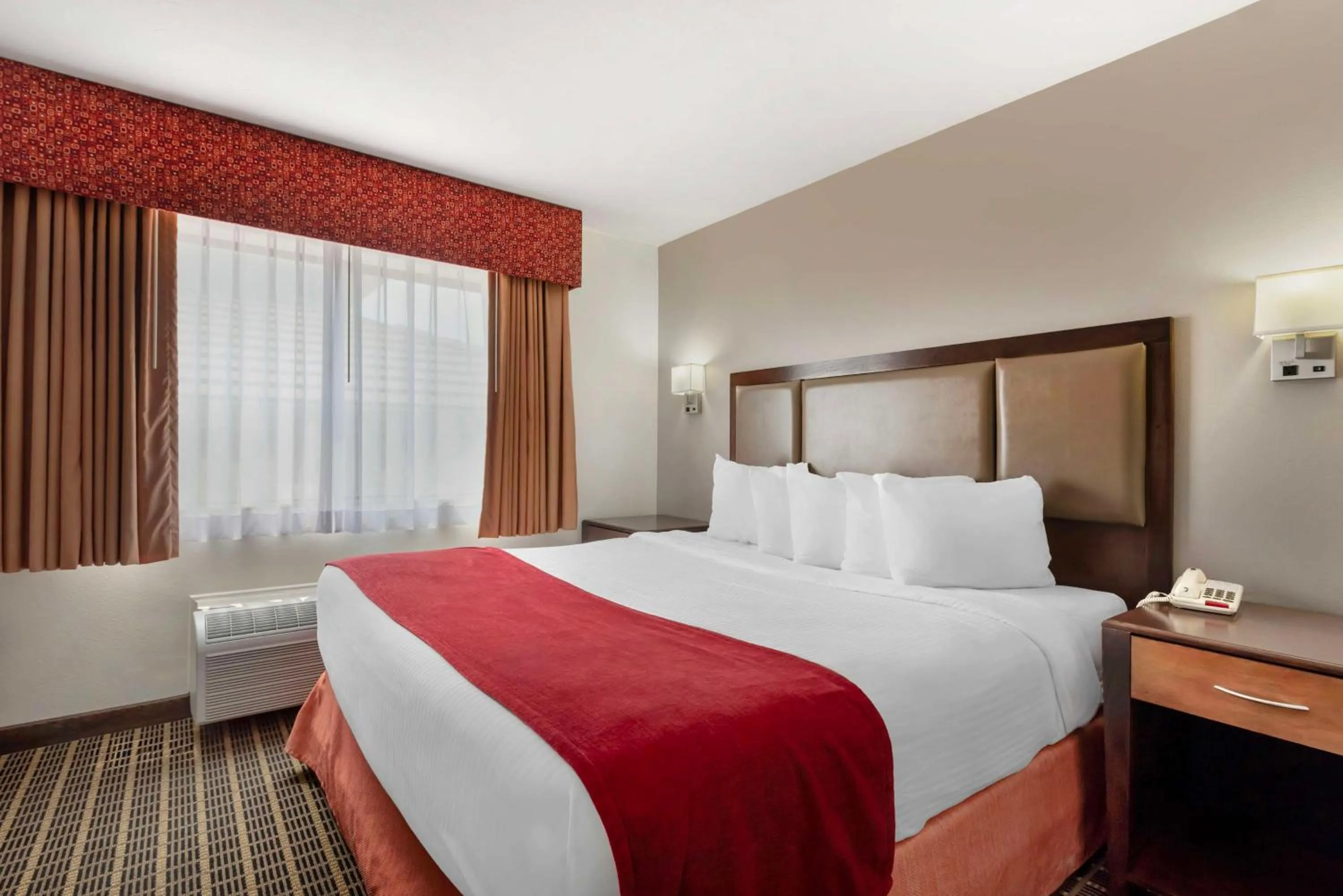 Bedroom, Bed in Best Western Plus Eagleridge Inn & Suites