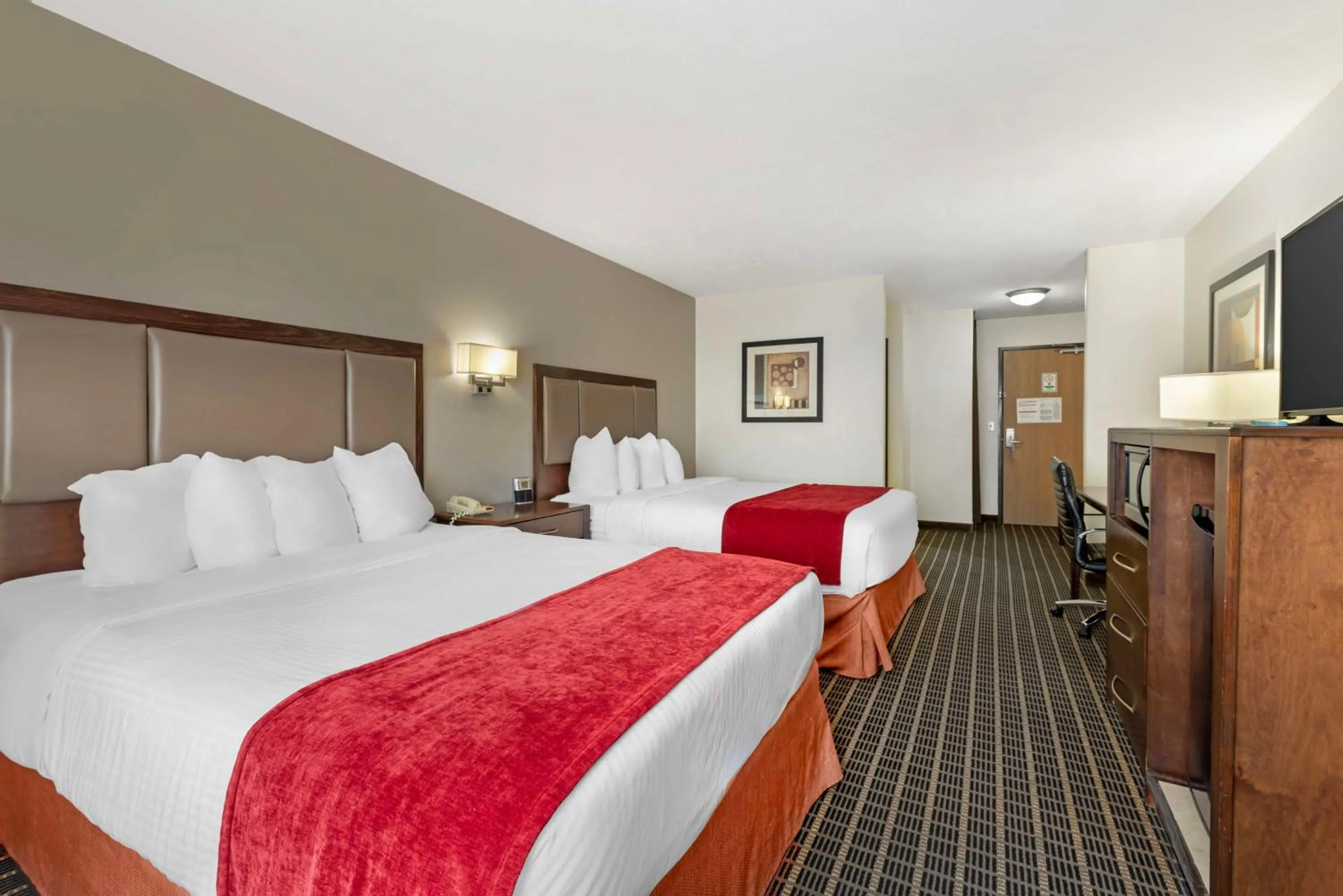 Bedroom, Bed in Best Western Plus Eagleridge Inn & Suites