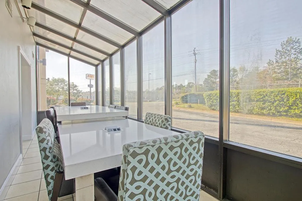 Breakfast in Regency Inn & Suites