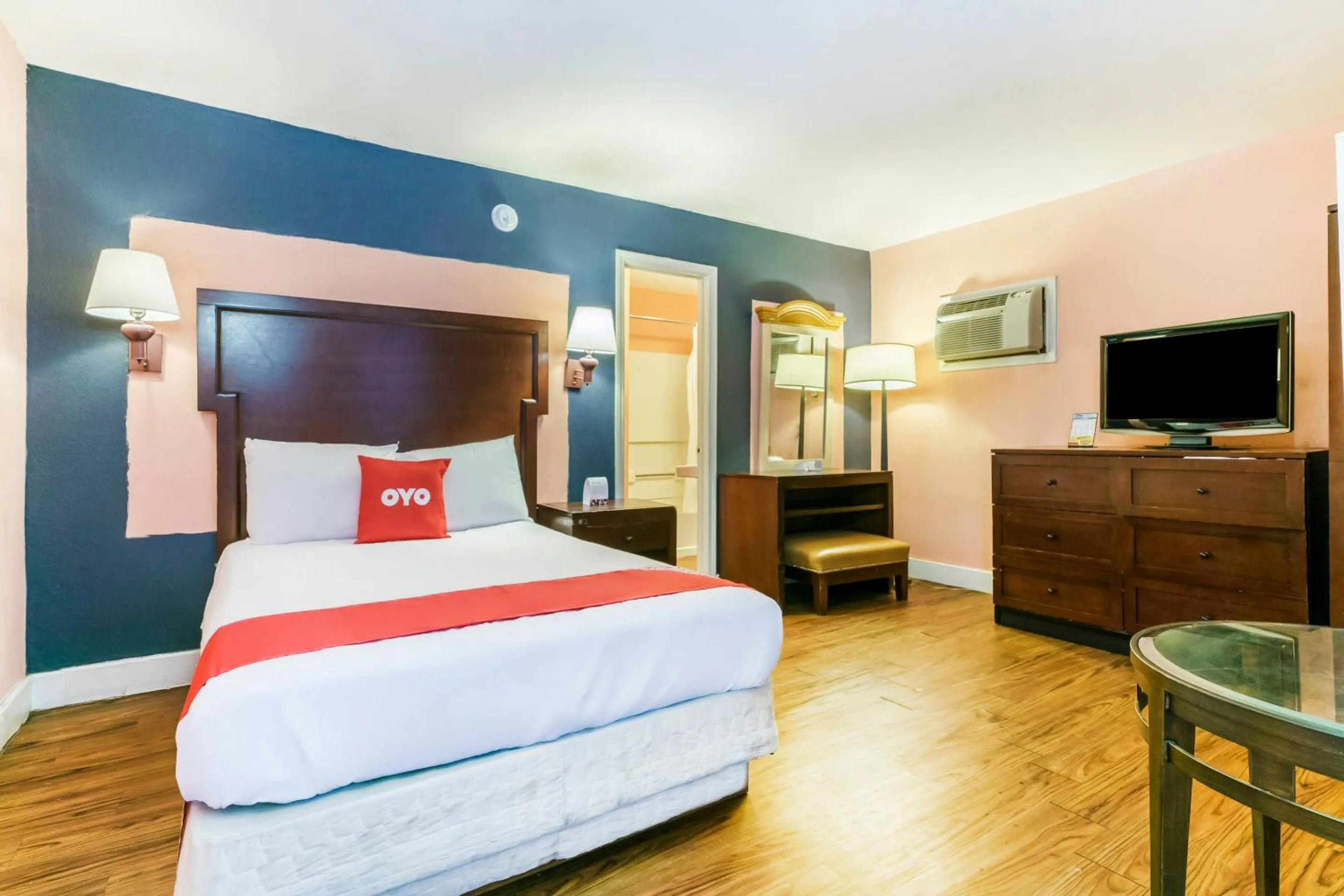 Bedroom, Bed in OYO Hotel Myrtle Beach Kings Hwy