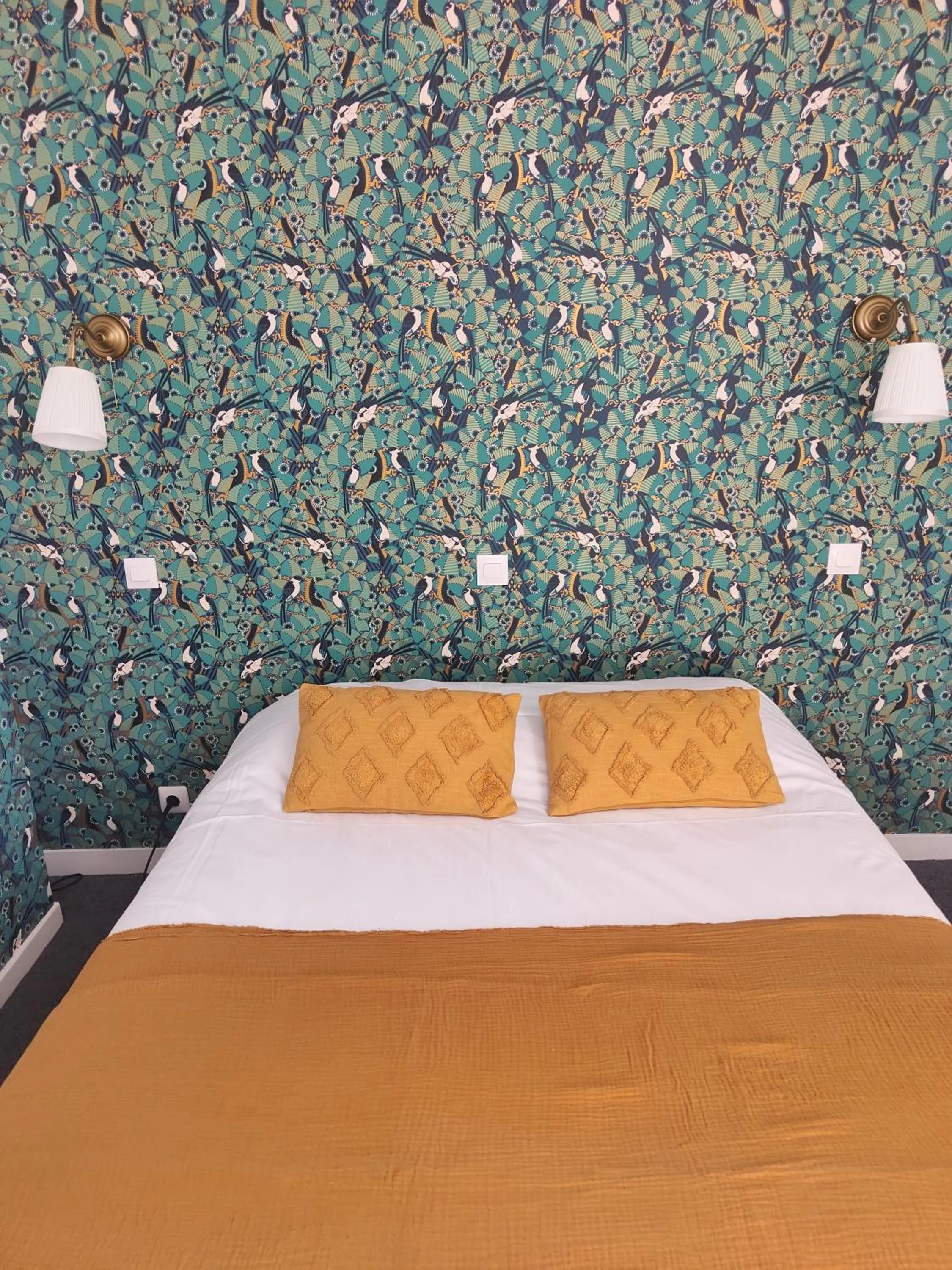 Bed in Hôtel L'Espérance Vitré