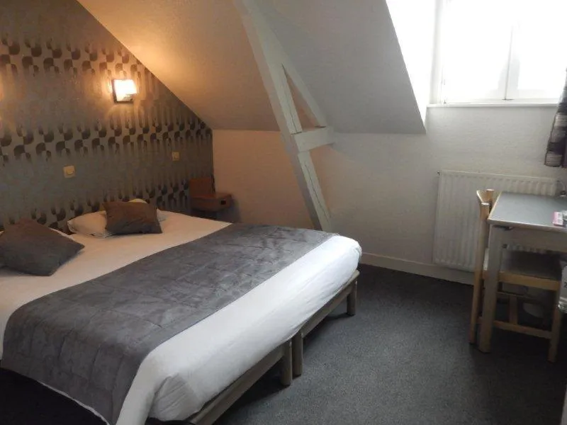 Bed in Hôtel L'Espérance Vitré