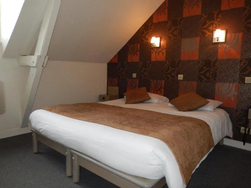 Bed in Hôtel L'Espérance Vitré