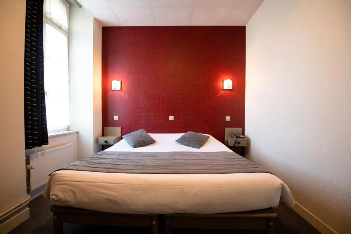 Bed in Hôtel L'Espérance Vitré