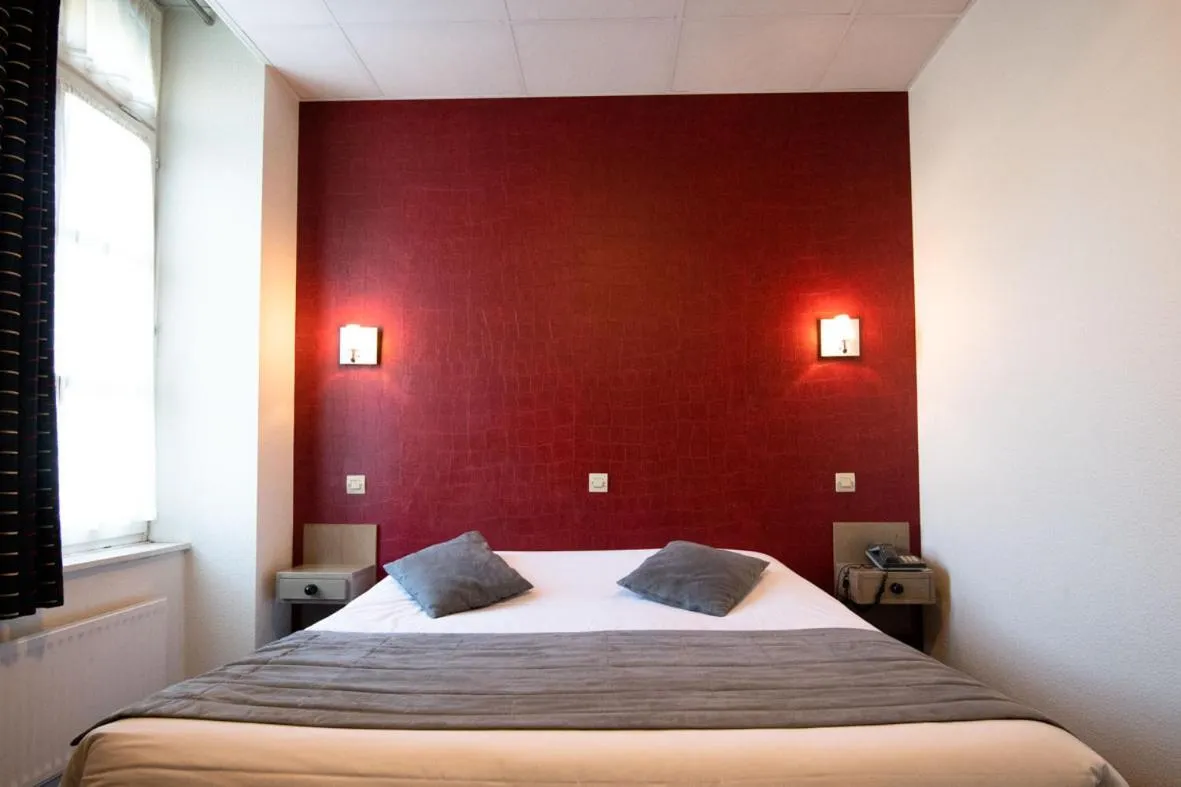 Bed in Hôtel L'Espérance Vitré