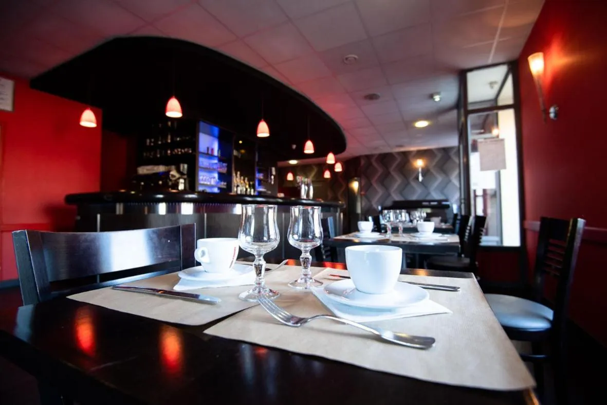 Lounge or bar in Hôtel L'Espérance Vitré