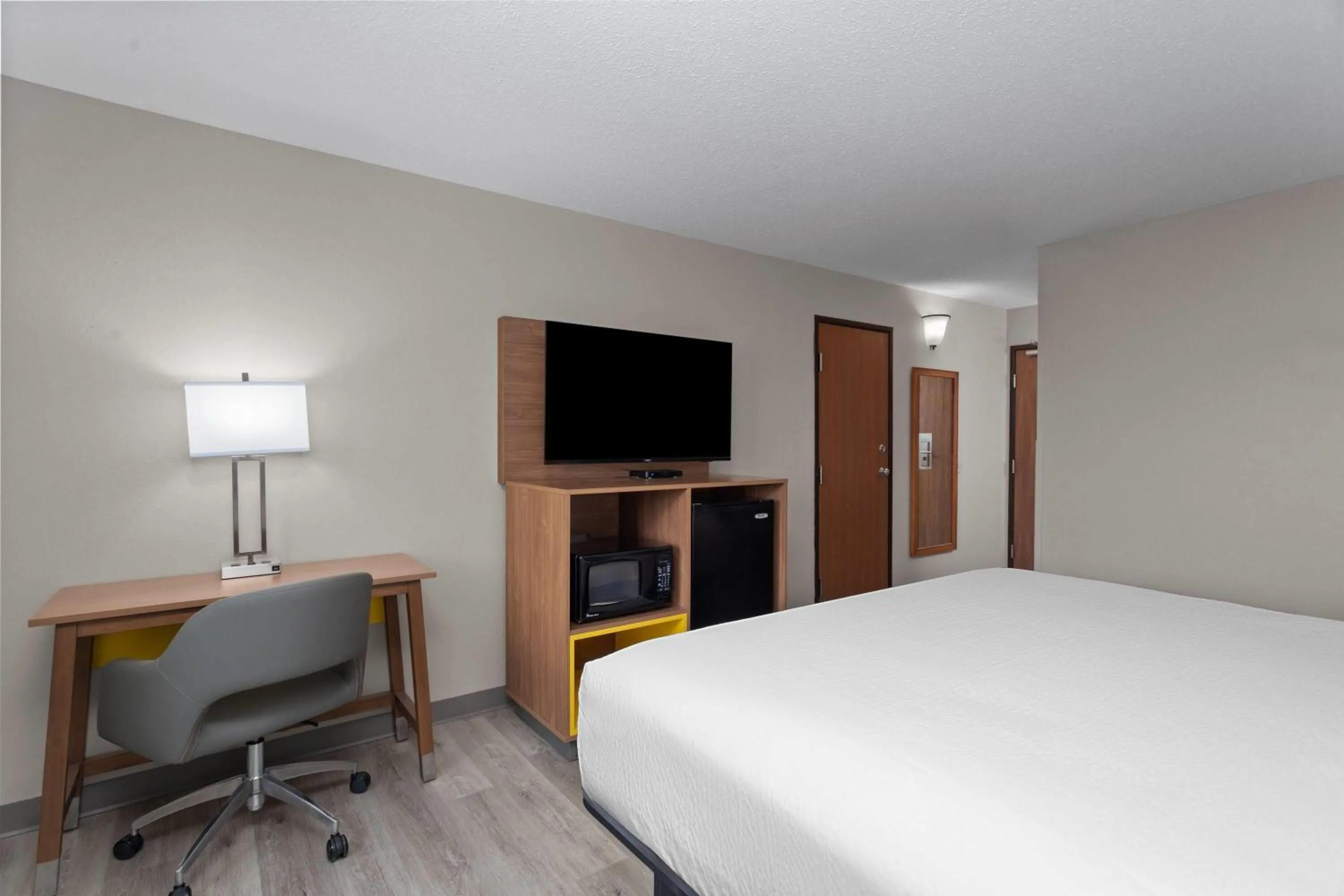 Photo of the whole room, Bed in Days Inn by Wyndham Austin