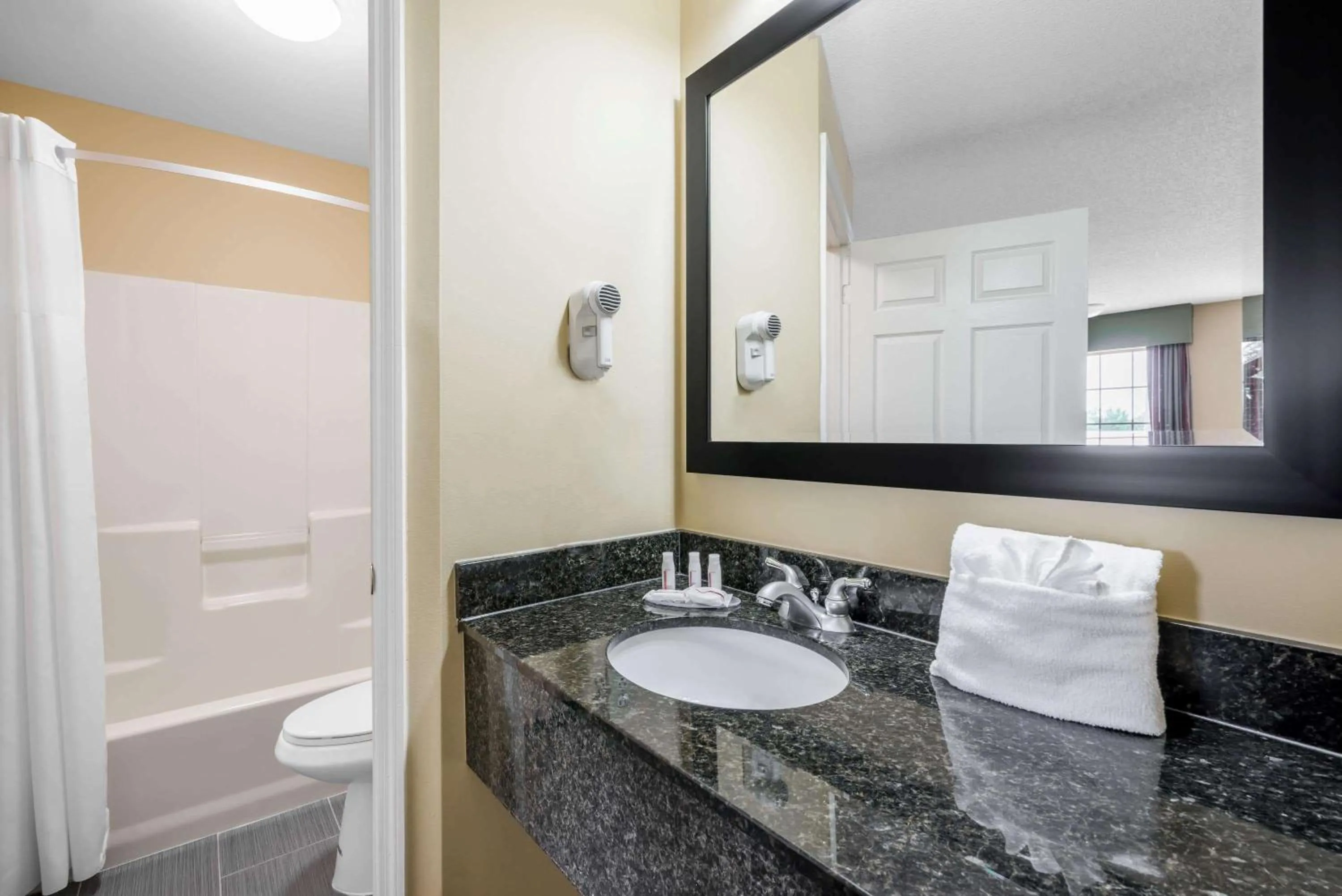 Bathroom in Howard Johnson by Wyndham Dalton