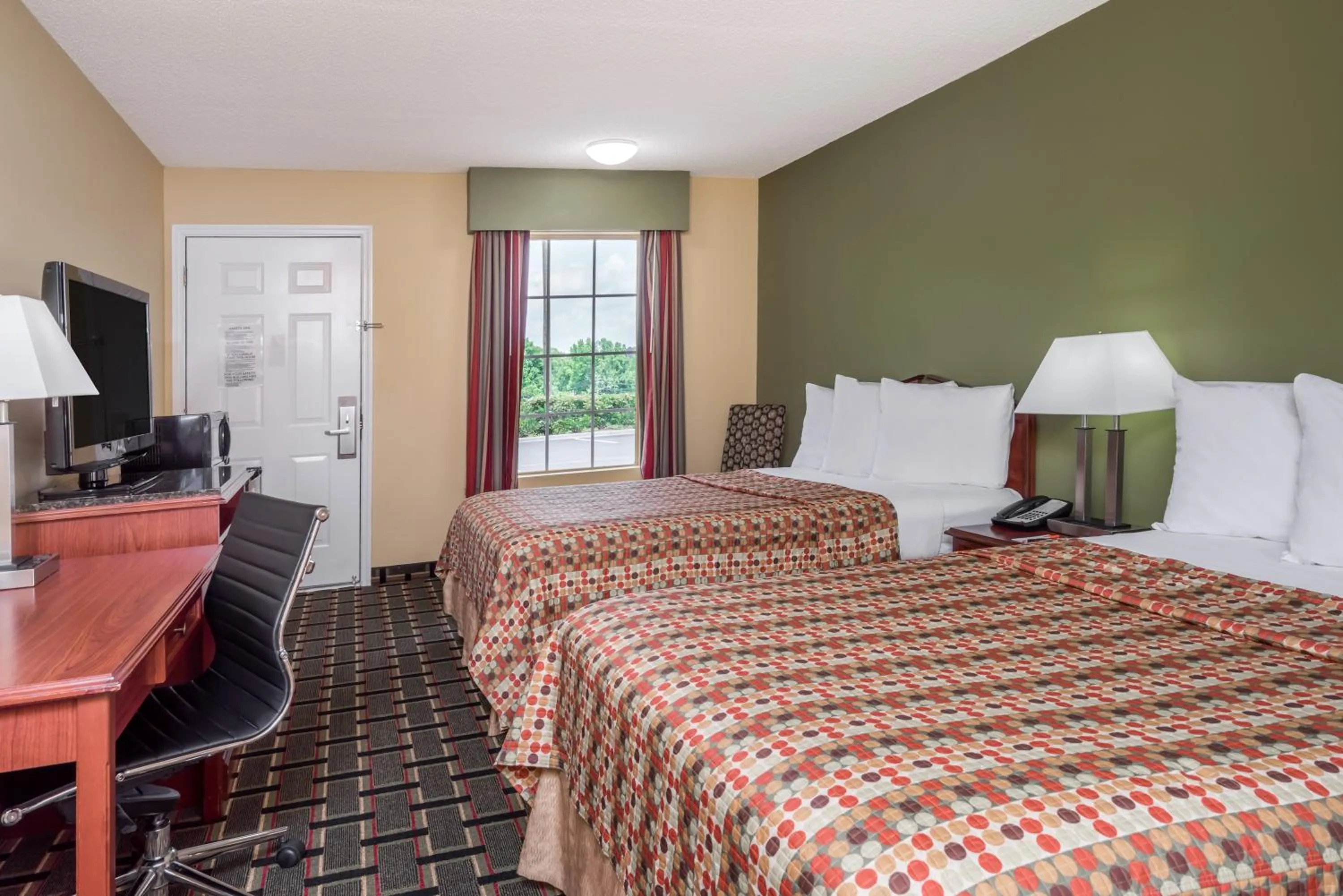 Photo of the whole room, Bed in Howard Johnson by Wyndham Dalton