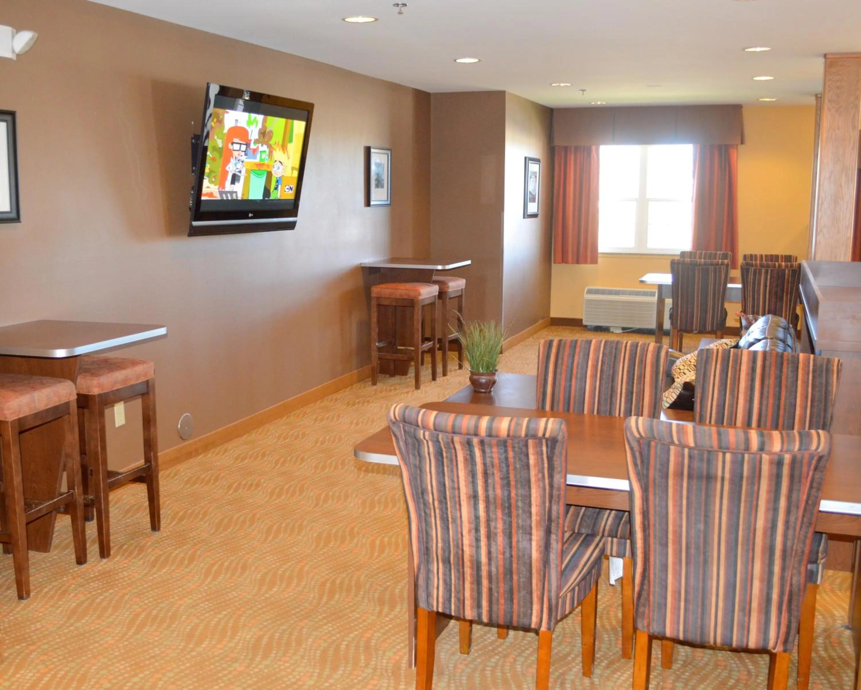 Communal lounge/ TV room in Microtel Inn and Suites by Wyndham Rawlins
