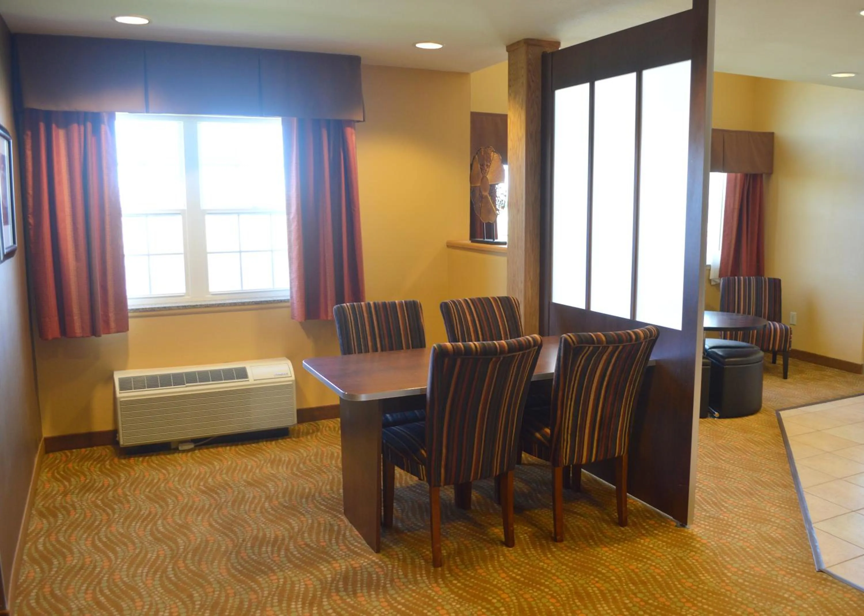 Communal lounge/ TV room in Microtel Inn and Suites by Wyndham Rawlins