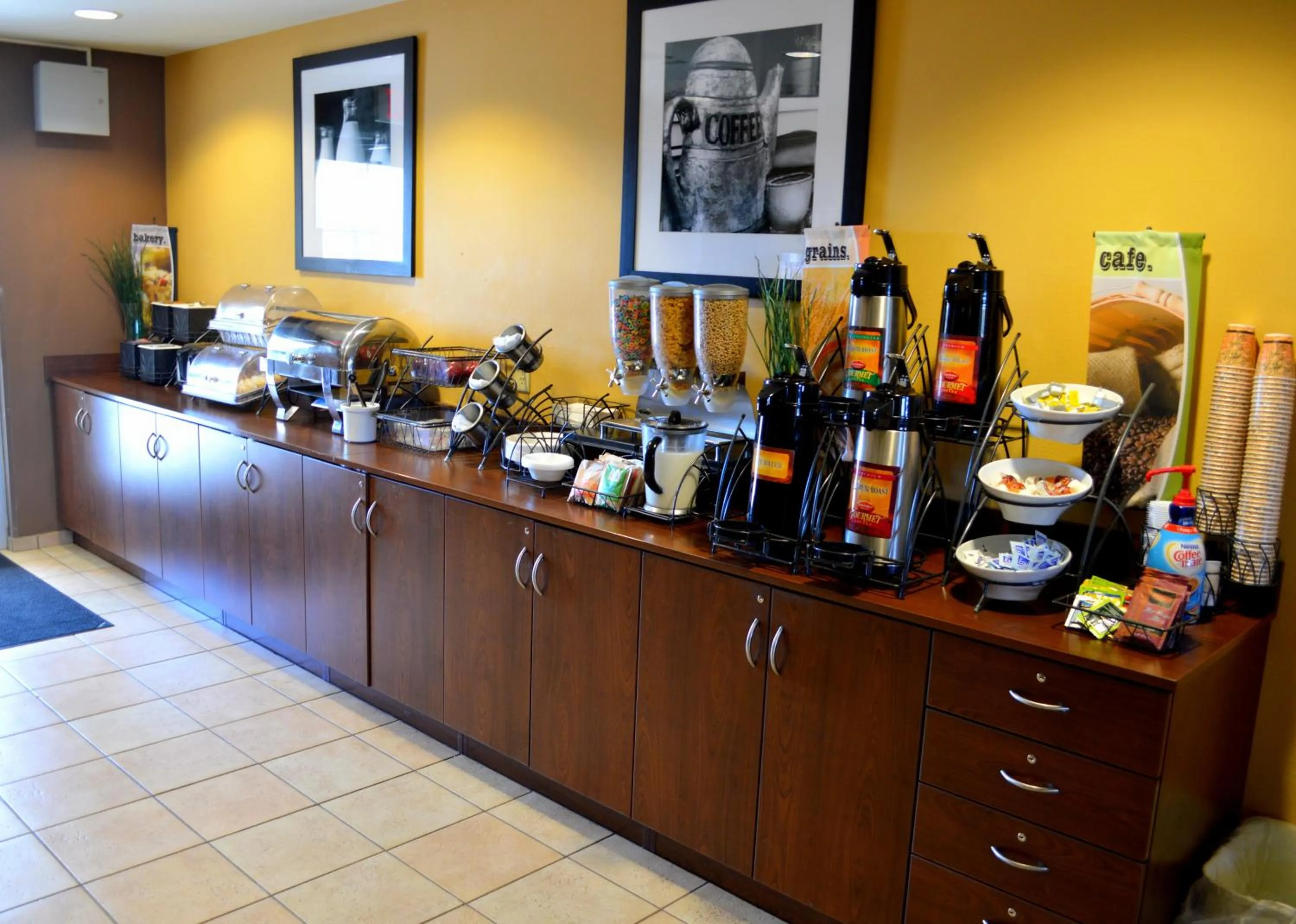 Buffet breakfast in Microtel Inn and Suites by Wyndham Rawlins